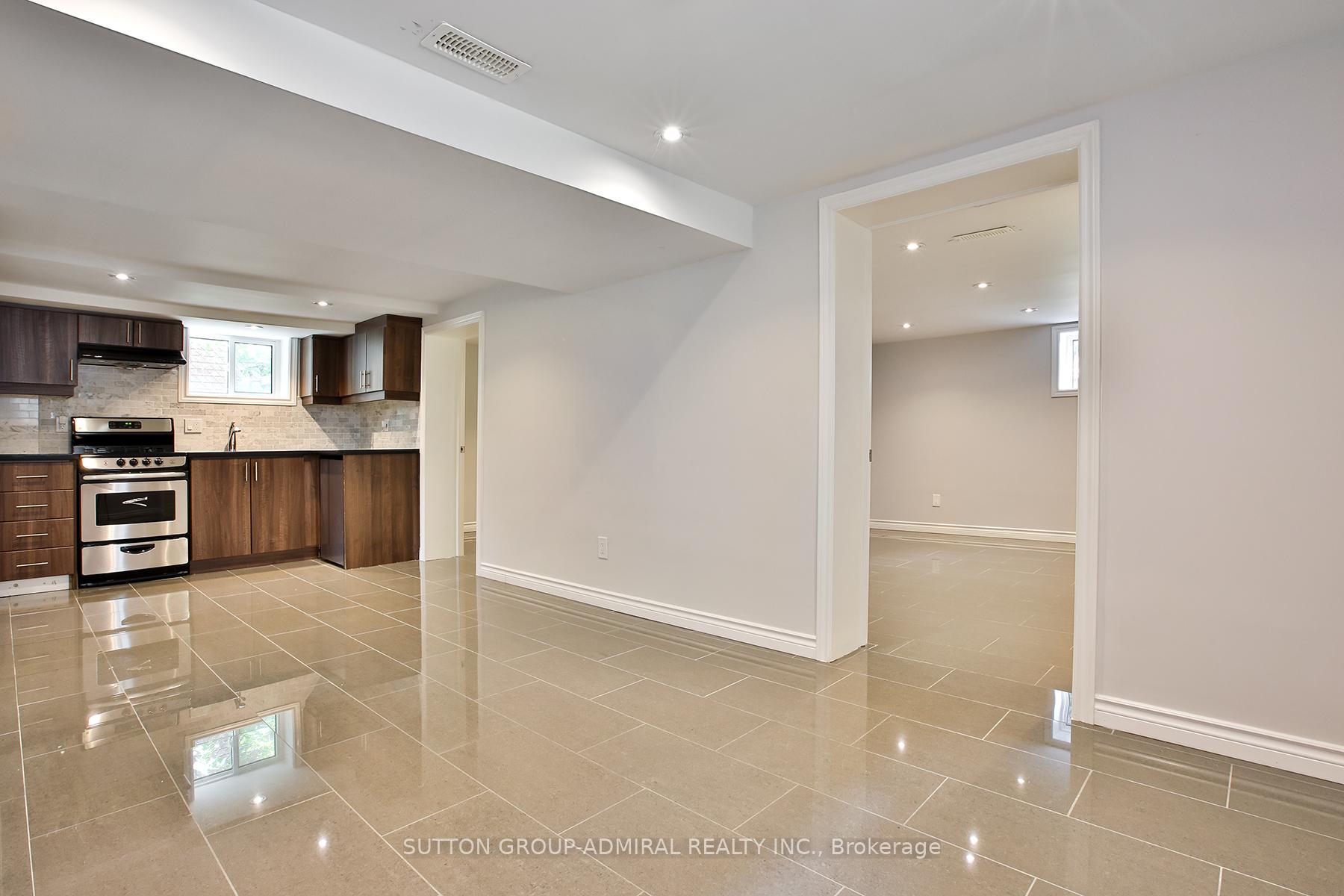 Photo 25 of 33 Regina Avenue, Toronto, Englemount-Lawrence — HOMEH
