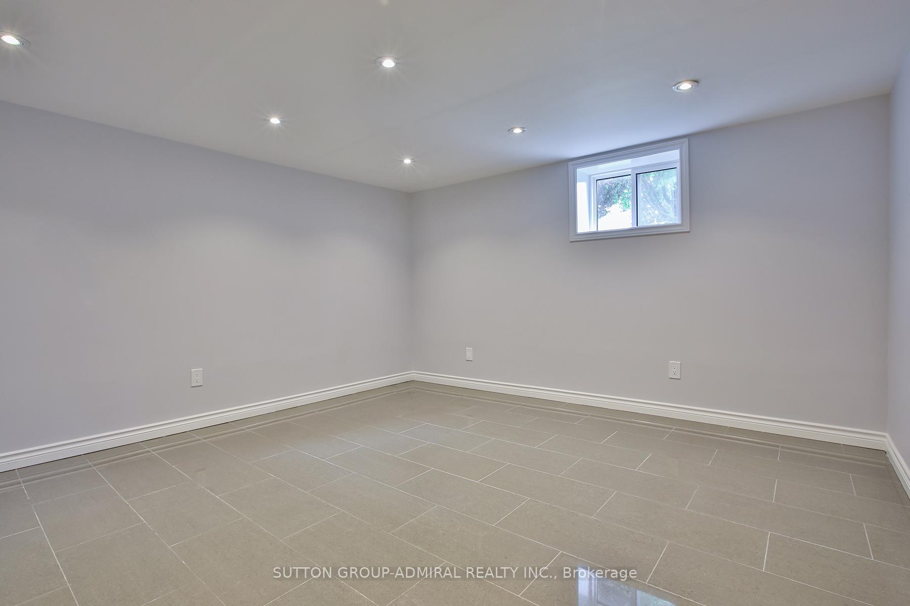 Photo 26 of 33 Regina Avenue, Toronto, Englemount-Lawrence — HOMEH