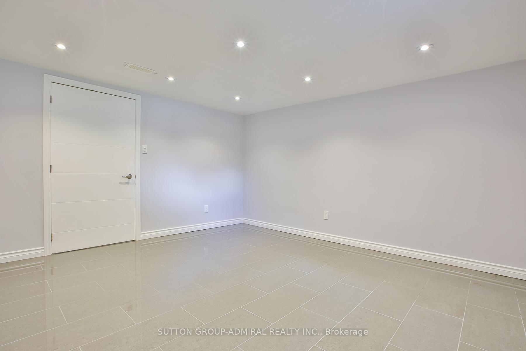 Photo 27 of 33 Regina Avenue, Toronto, Englemount-Lawrence — HOMEH