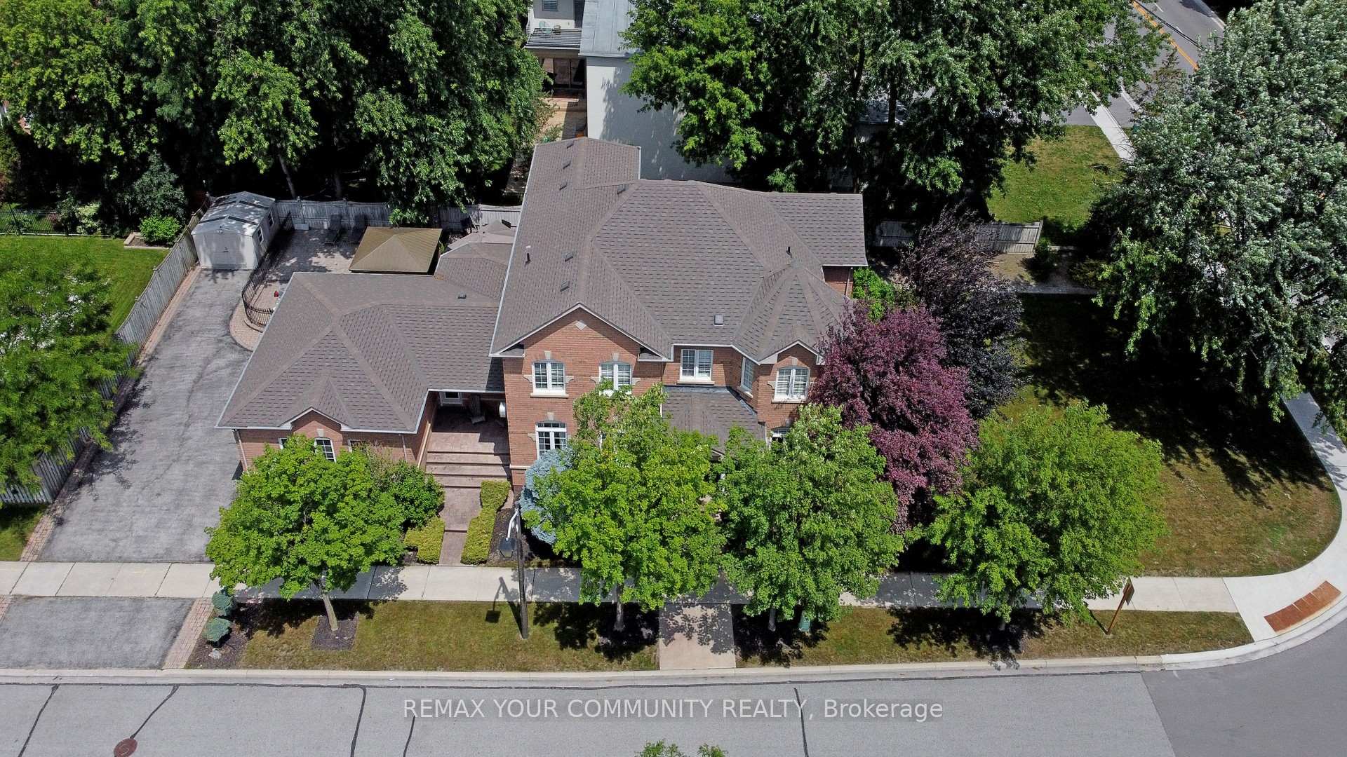 Photo 3 of 2 Winterberry Drive, Markham, Legacy — HOMEH