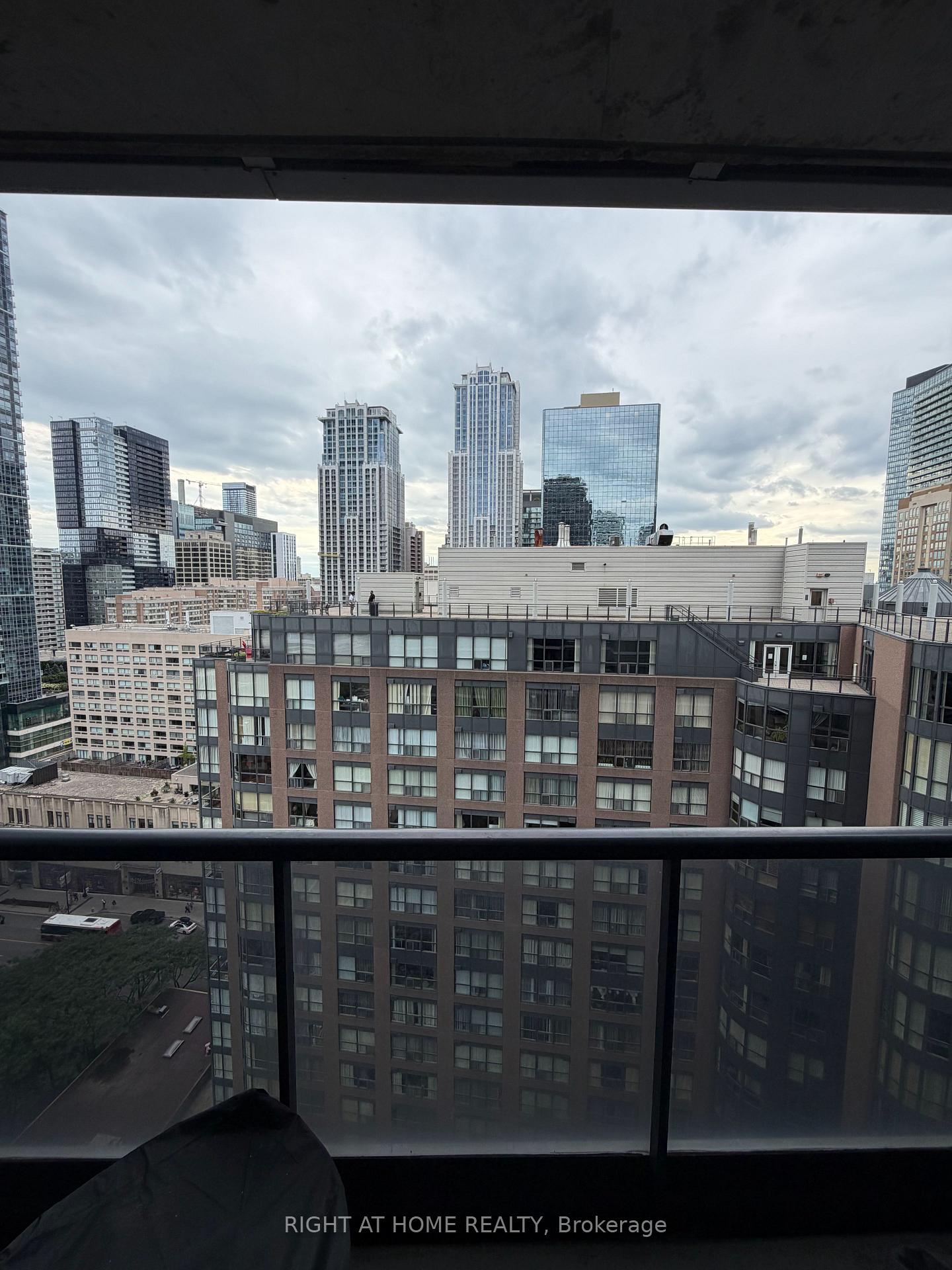 Photo 10 of Unit 2001, 21 Carlton Street, Toronto, Church-Yonge Corridor — HOMEH