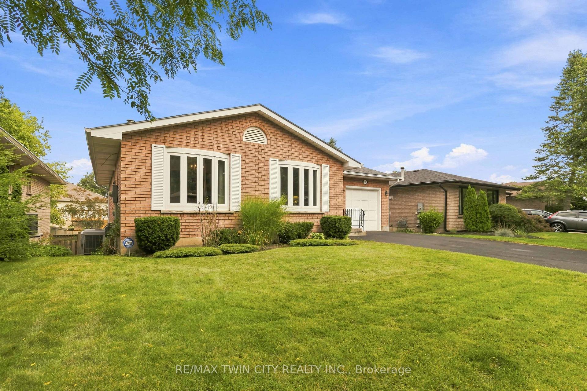 Photo 2 of 22 Allensgate Drive, Brantford, Mayfair — HOMEH