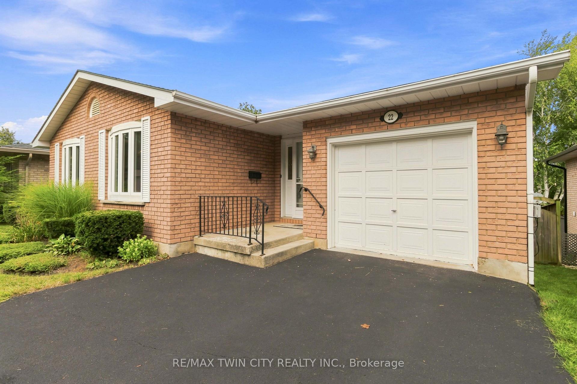 Photo 3 of 22 Allensgate Drive, Brantford, Mayfair — HOMEH