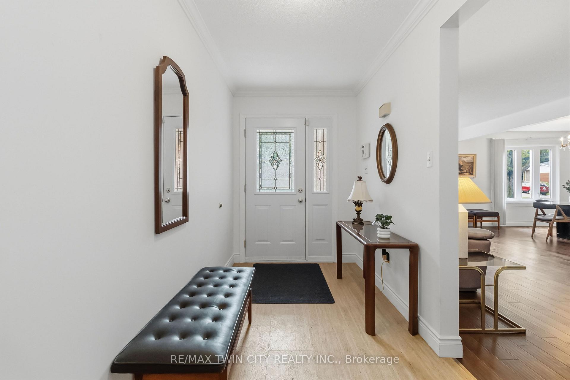 Photo 4 of 22 Allensgate Drive, Brantford, Mayfair — HOMEH