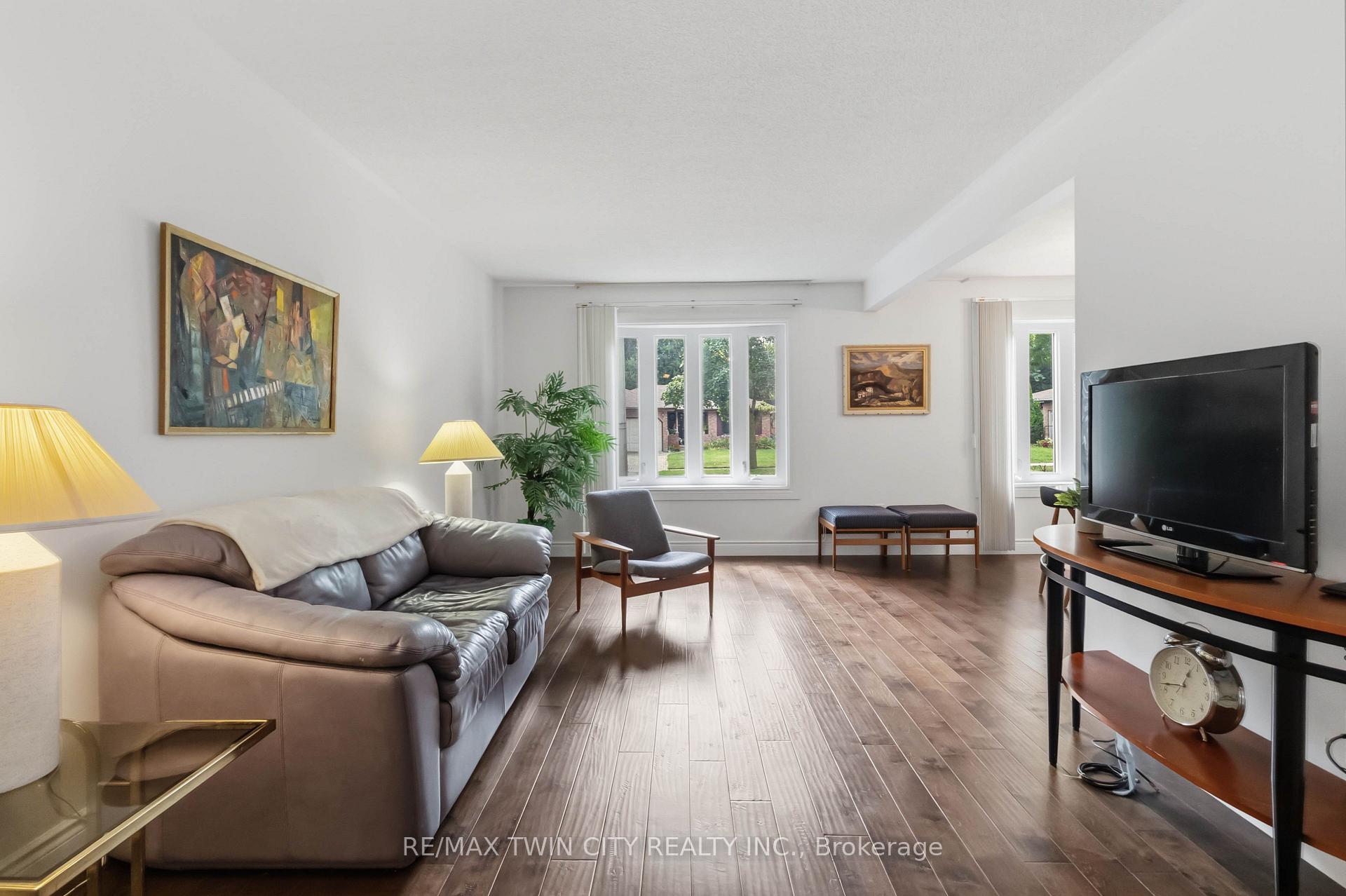 Photo 5 of 22 Allensgate Drive, Brantford, Mayfair — HOMEH