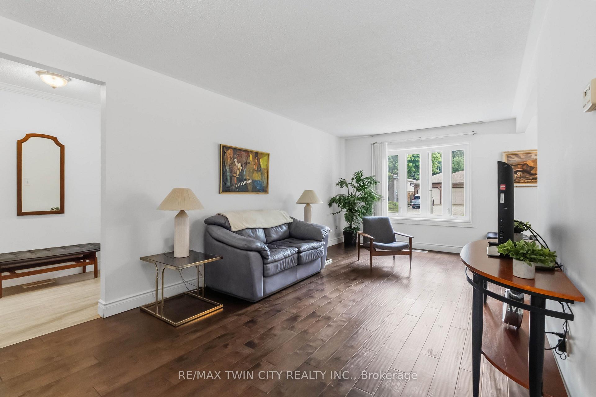Photo 6 of 22 Allensgate Drive, Brantford, Mayfair — HOMEH