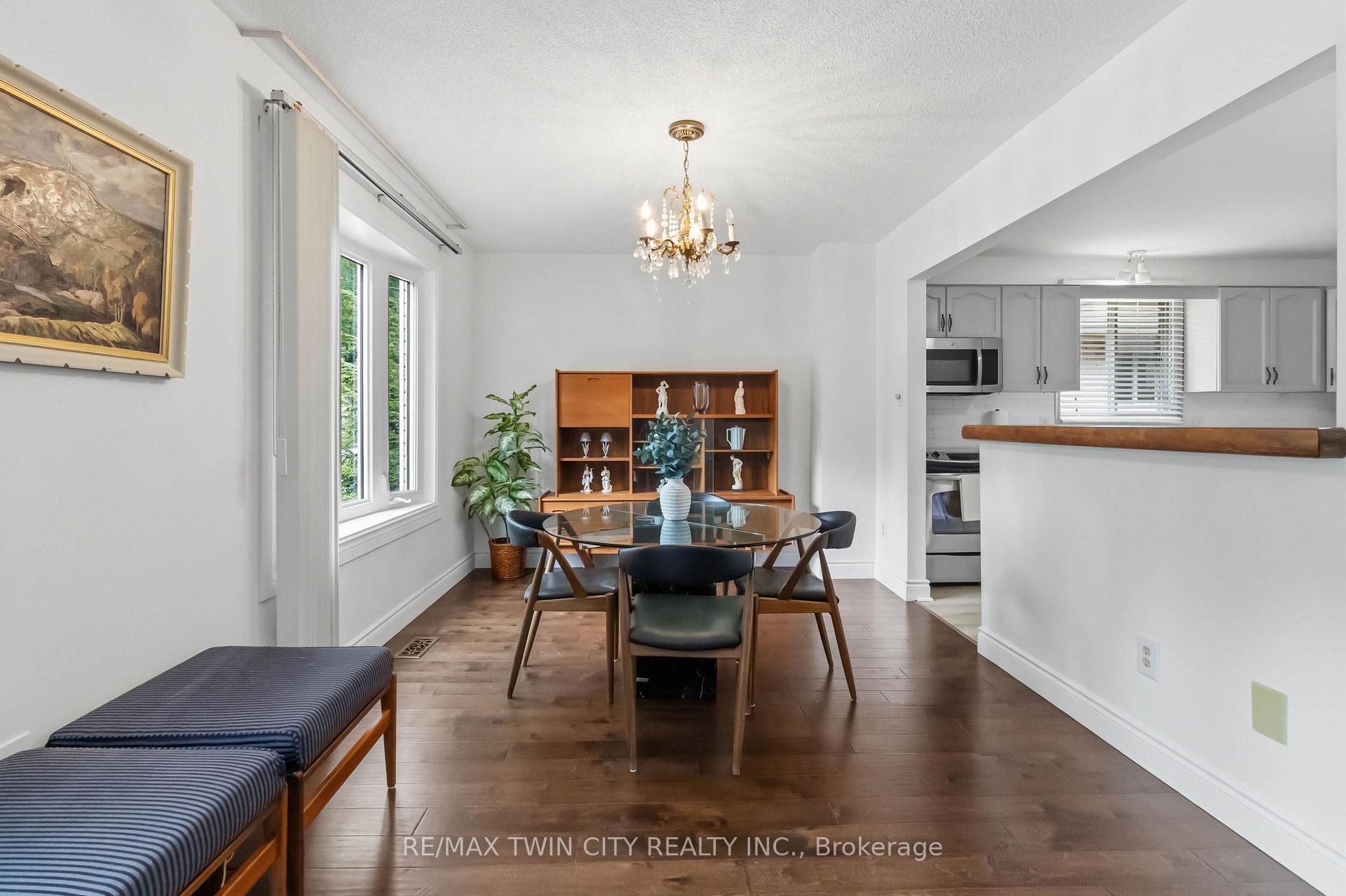 Photo 7 of 22 Allensgate Drive, Brantford, Mayfair — HOMEH