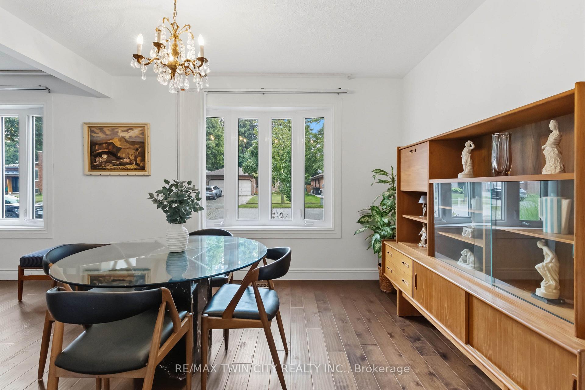 Photo 8 of 22 Allensgate Drive, Brantford, Mayfair — HOMEH