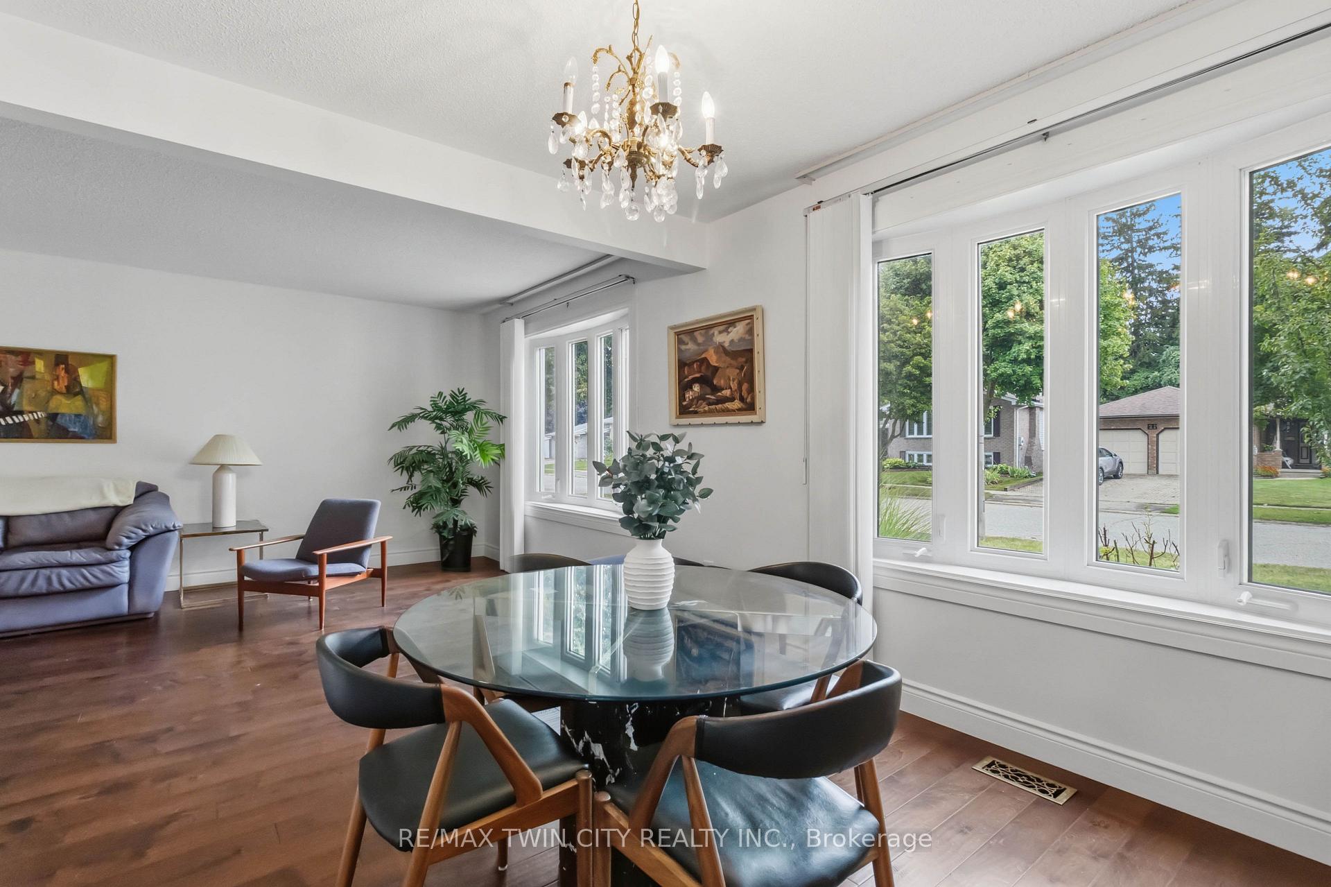 Photo 9 of 22 Allensgate Drive, Brantford, Mayfair — HOMEH