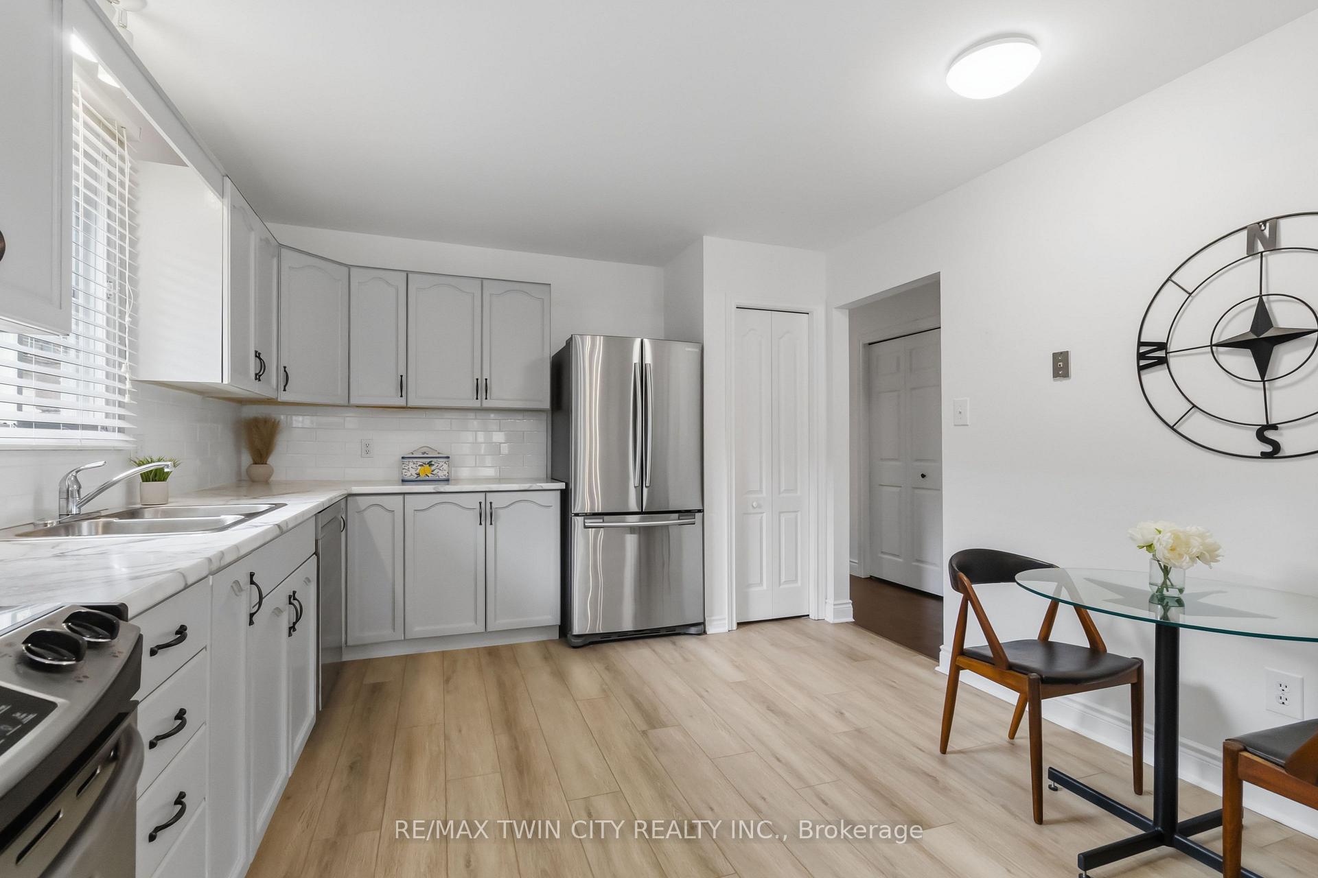 Photo 10 of 22 Allensgate Drive, Brantford, Mayfair — HOMEH