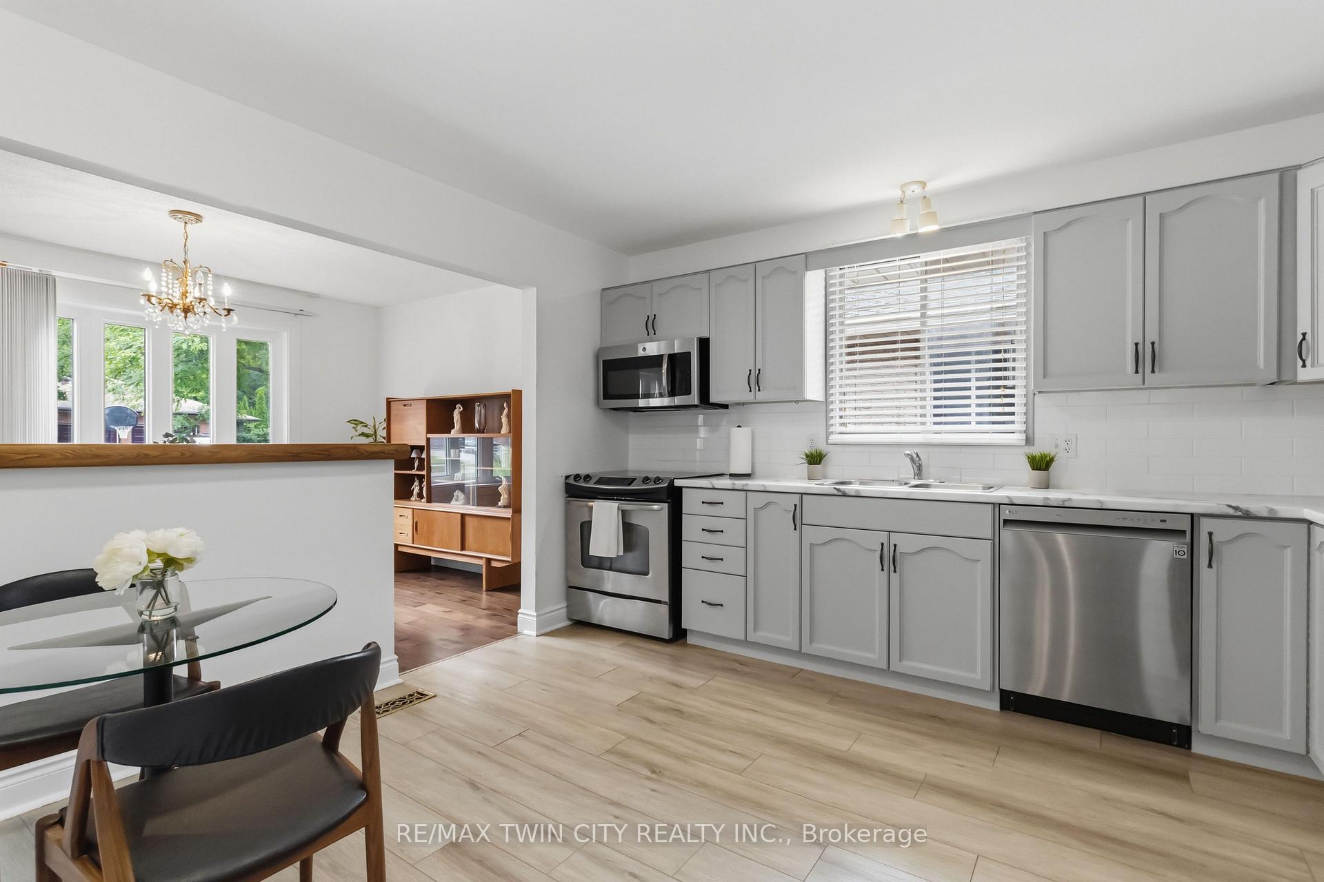 Photo 11 of 22 Allensgate Drive, Brantford, Mayfair — HOMEH