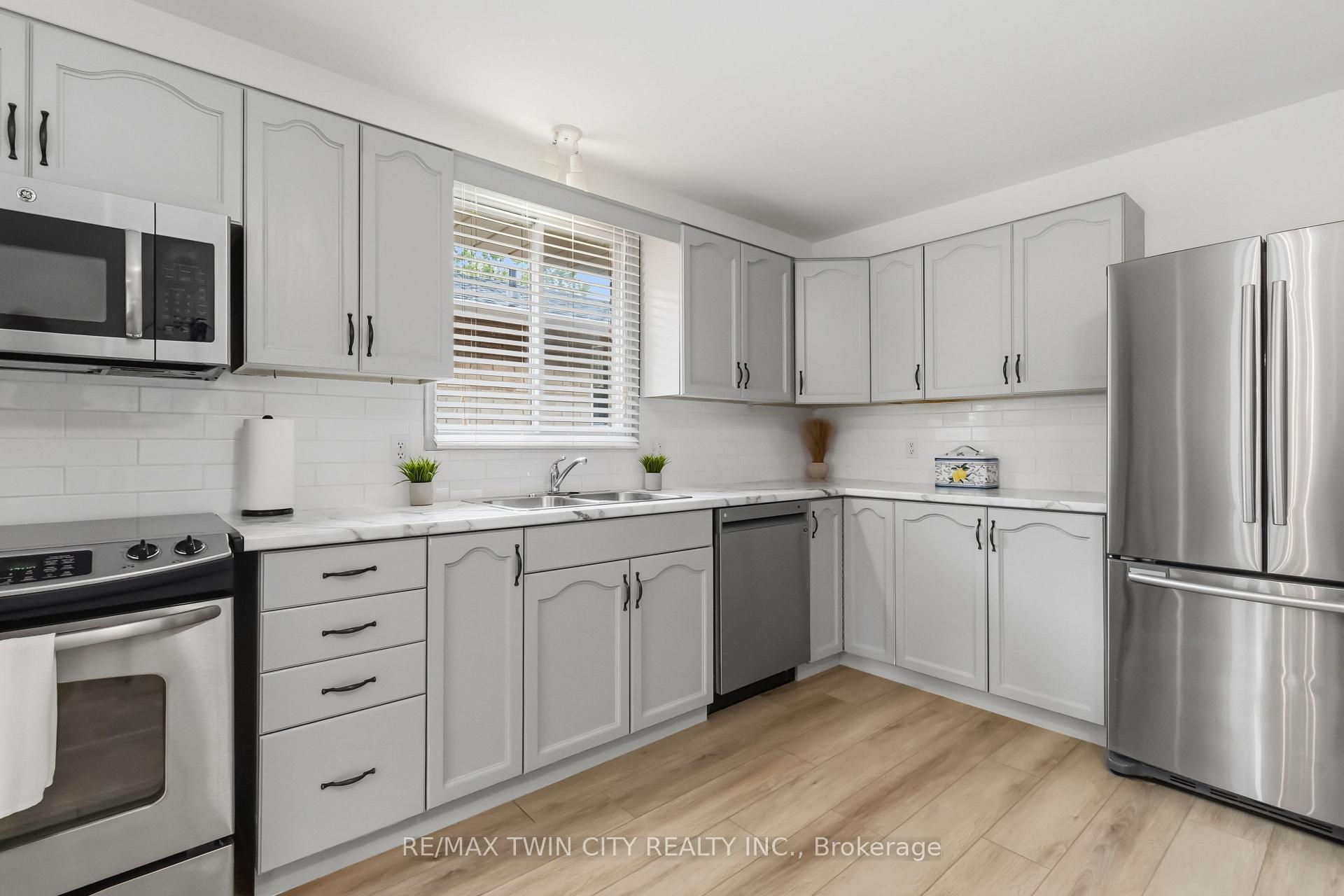 Photo 12 of 22 Allensgate Drive, Brantford, Mayfair — HOMEH