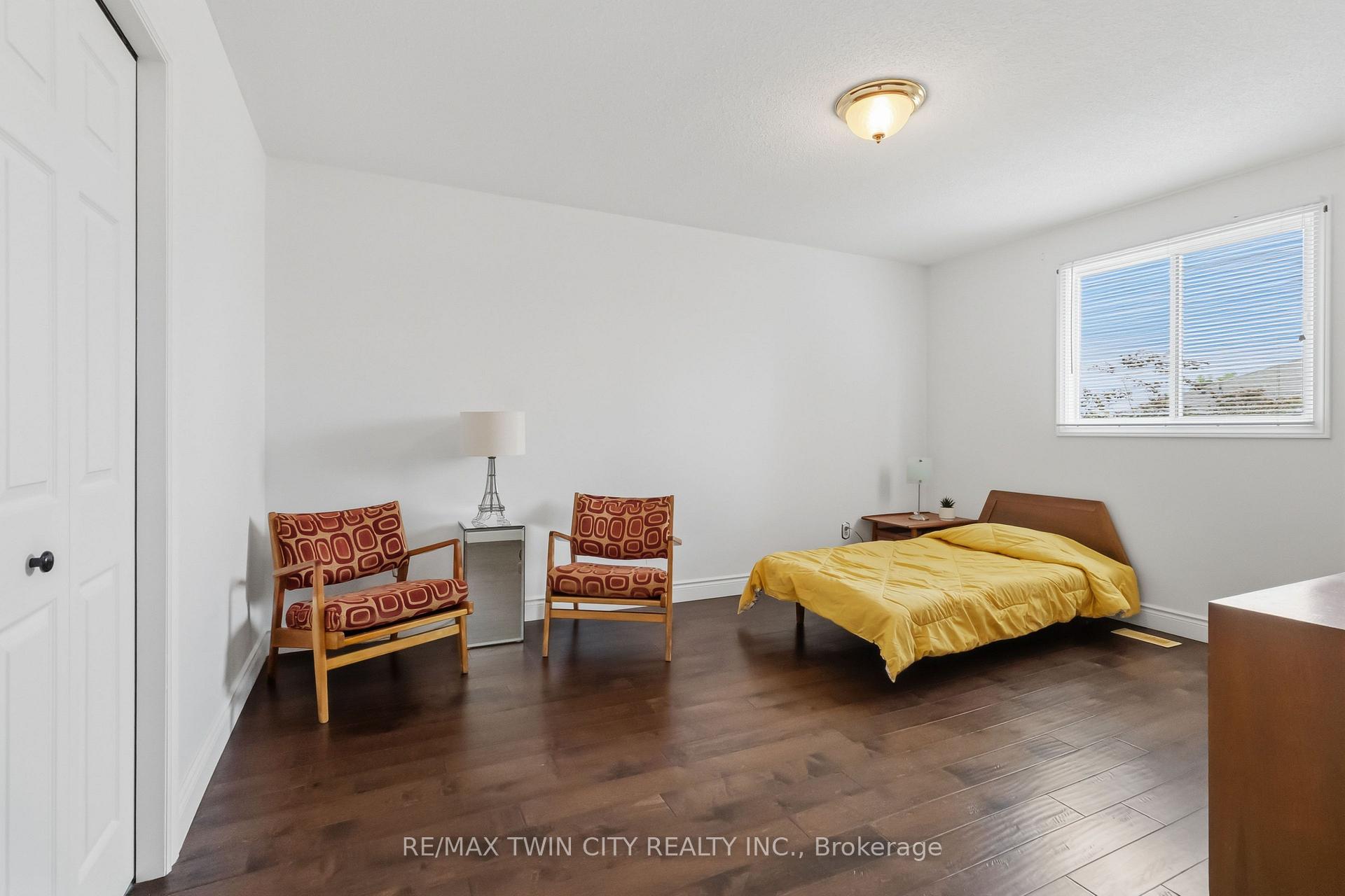 Photo 13 of 22 Allensgate Drive, Brantford, Mayfair — HOMEH