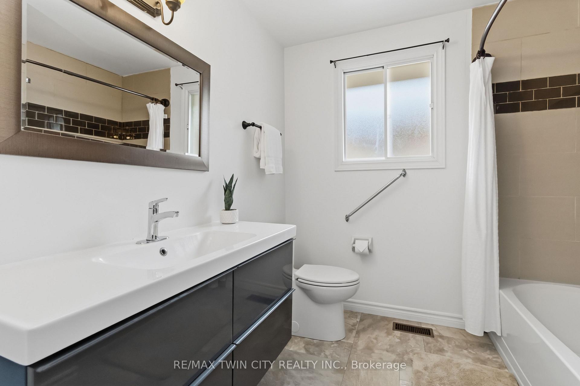 Photo 15 of 22 Allensgate Drive, Brantford, Mayfair — HOMEH