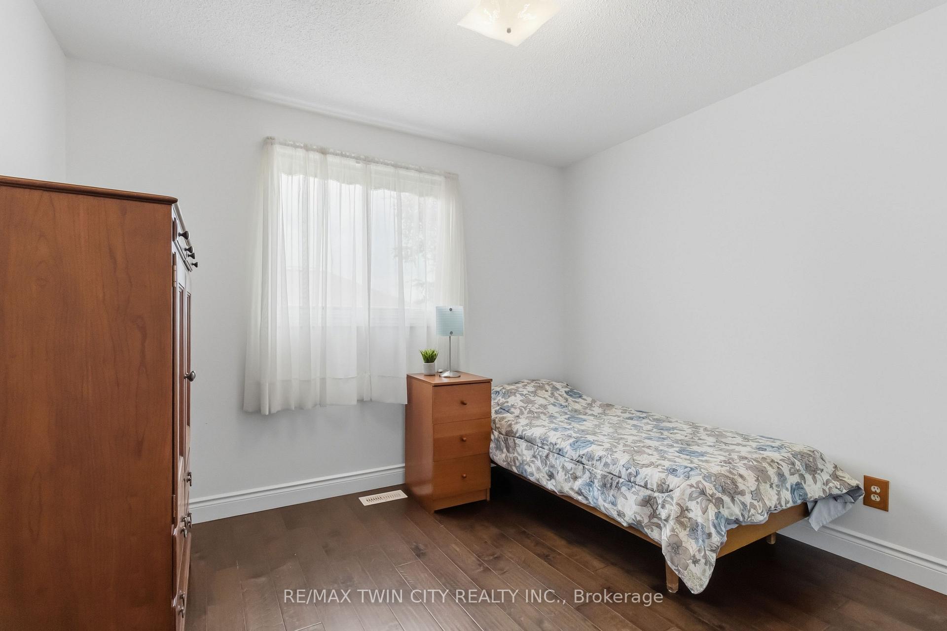 Photo 16 of 22 Allensgate Drive, Brantford, Mayfair — HOMEH