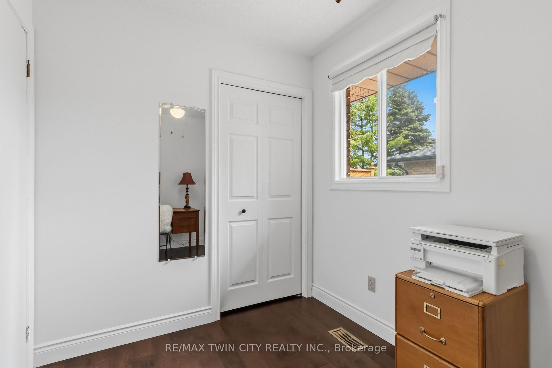 Photo 18 of 22 Allensgate Drive, Brantford, Mayfair — HOMEH