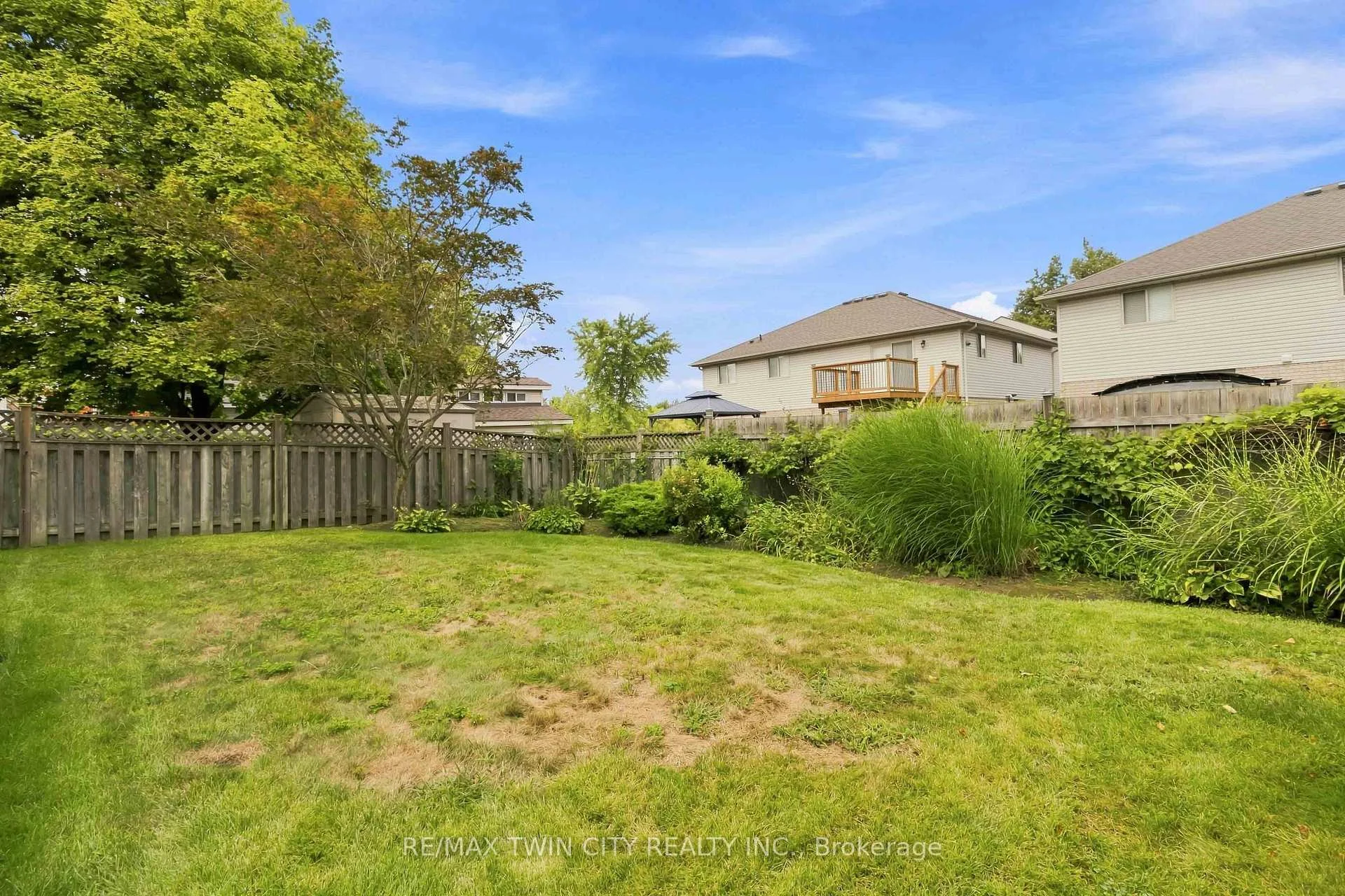 Photo 40 of 22 Allensgate Drive, Brantford, Mayfair — HOMEH