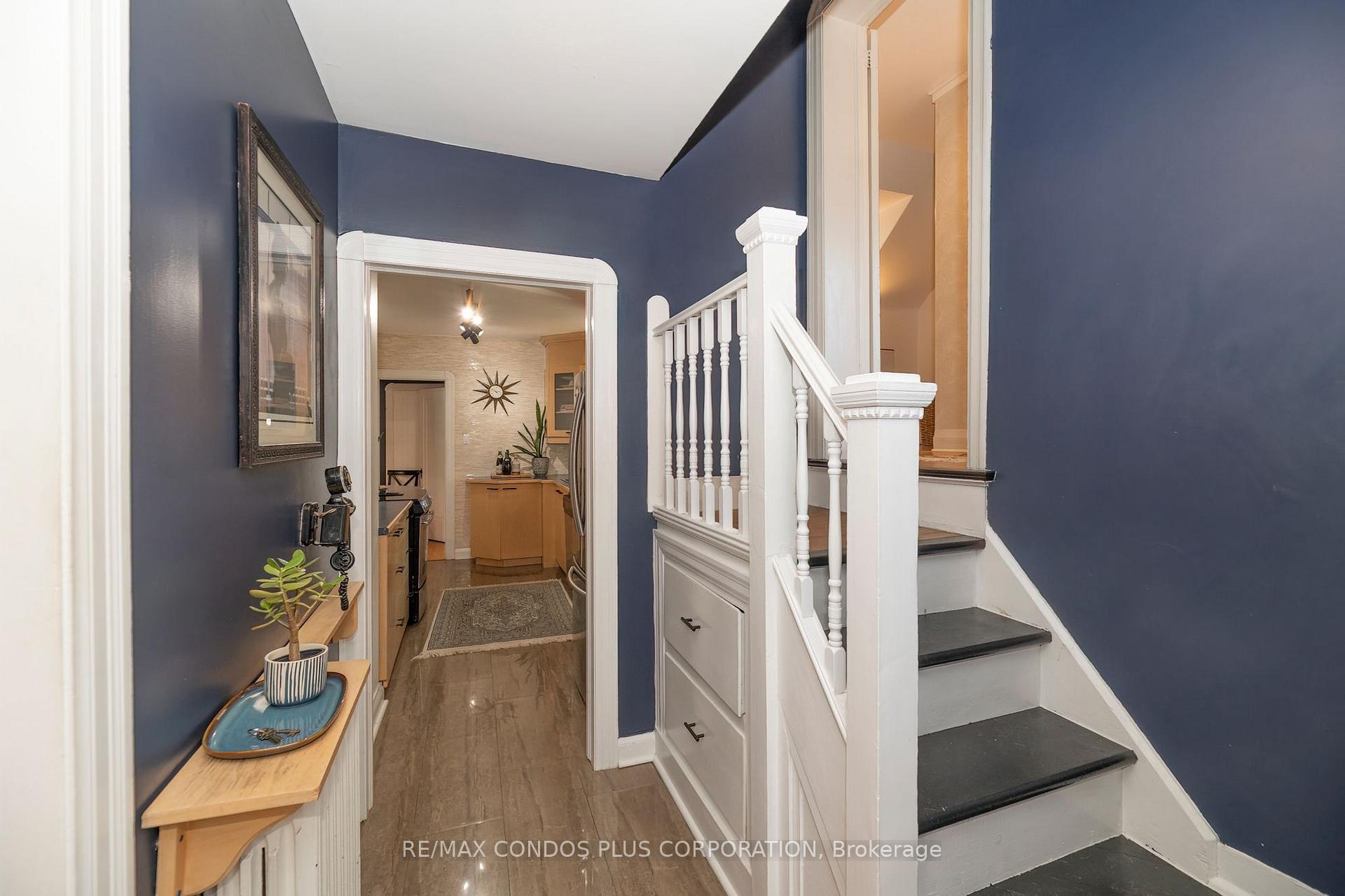 Photo 4 of 11 Elton Crescent, Etobicoke, Long Branch — HOMEH