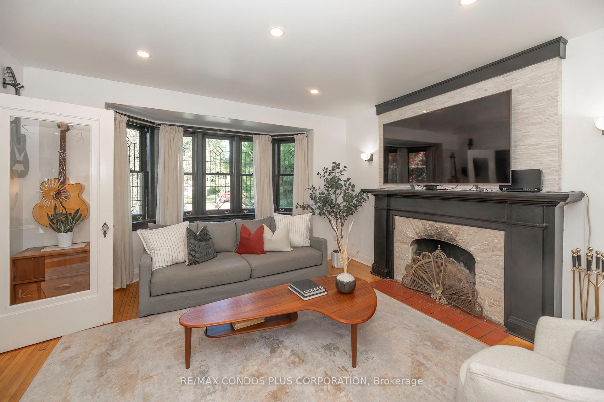 Photo 5 of 11 Elton Crescent, Etobicoke, Long Branch — HOMEH