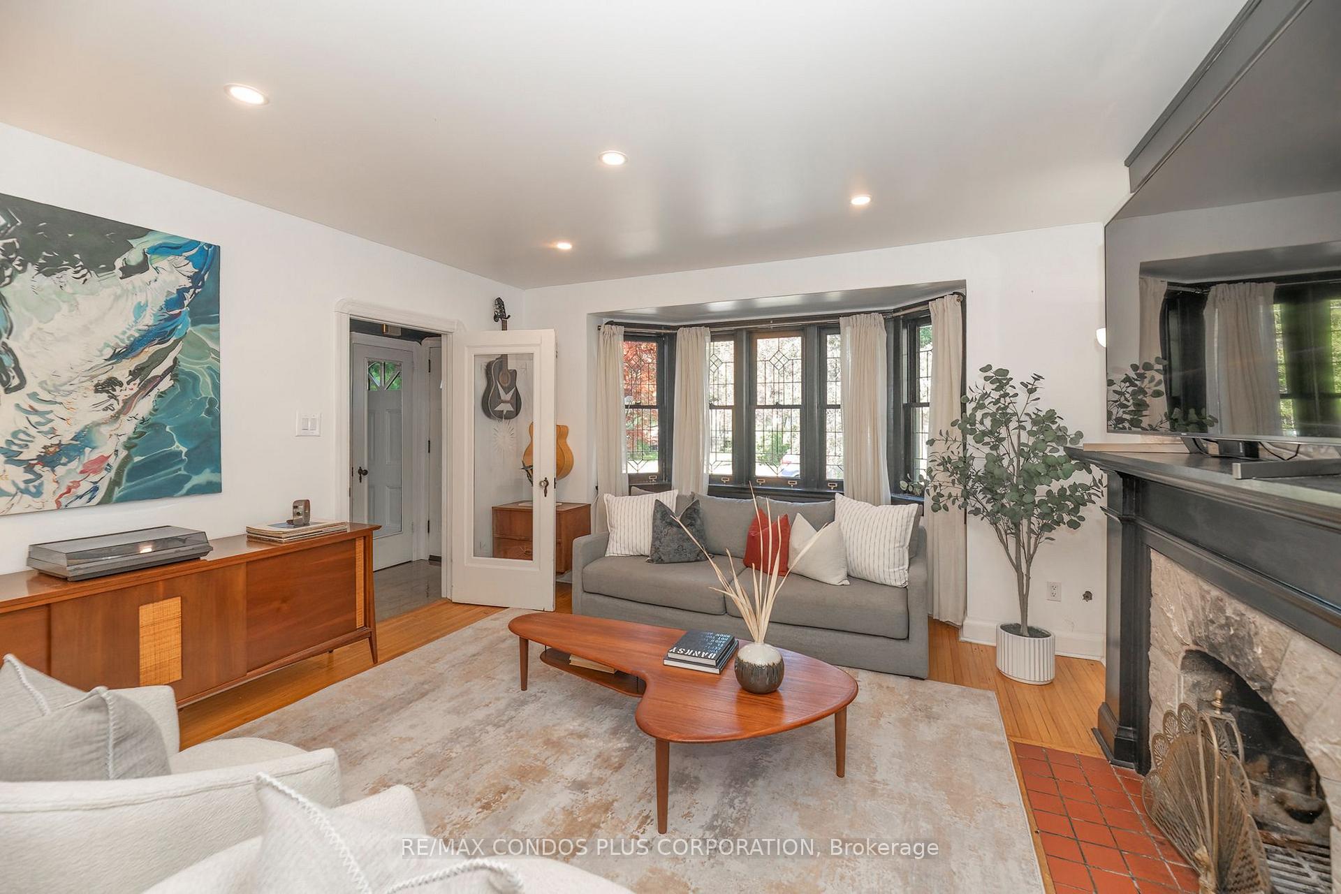 Photo 6 of 11 Elton Crescent, Etobicoke, Long Branch — HOMEH
