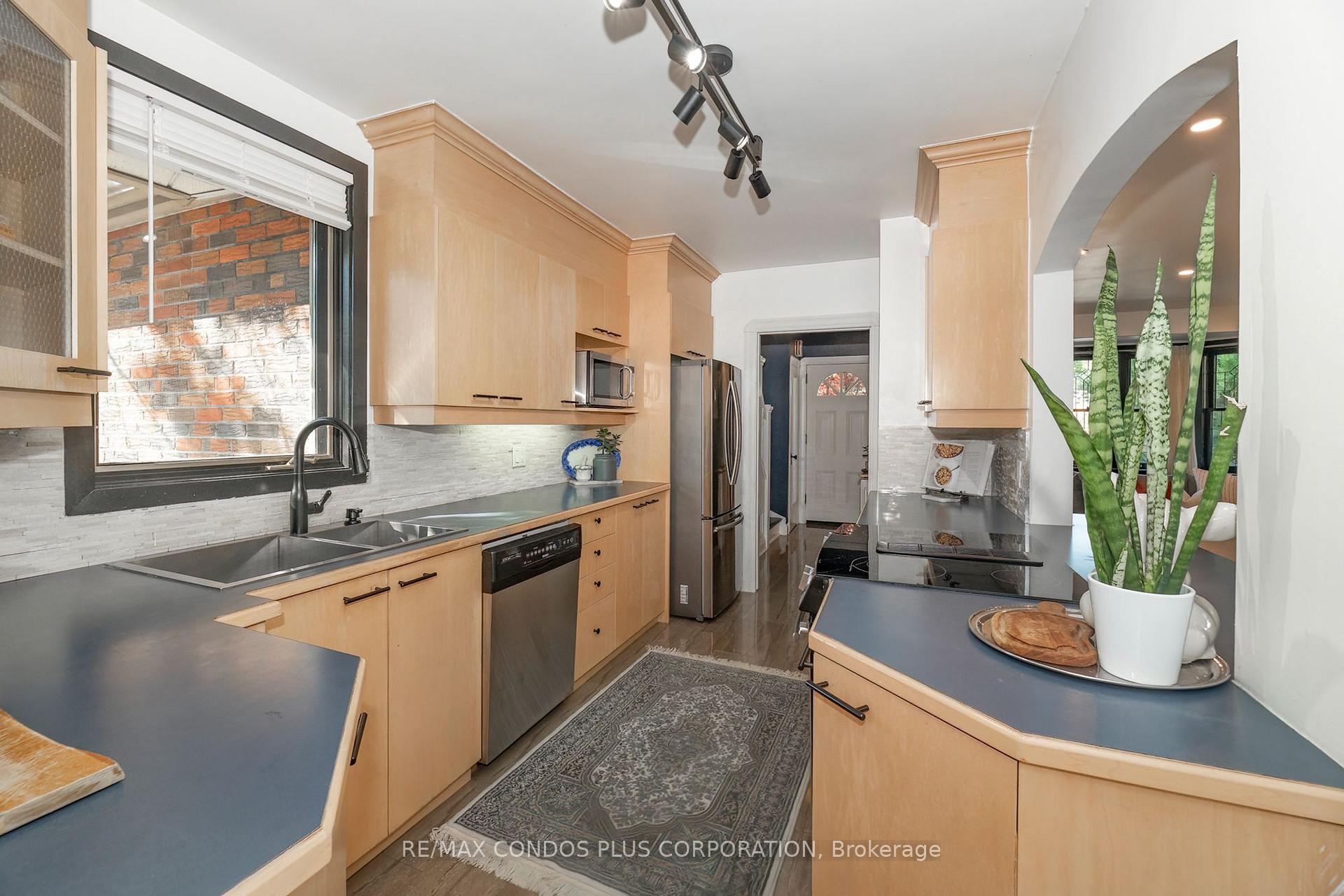 Photo 10 of 11 Elton Crescent, Etobicoke, Long Branch — HOMEH