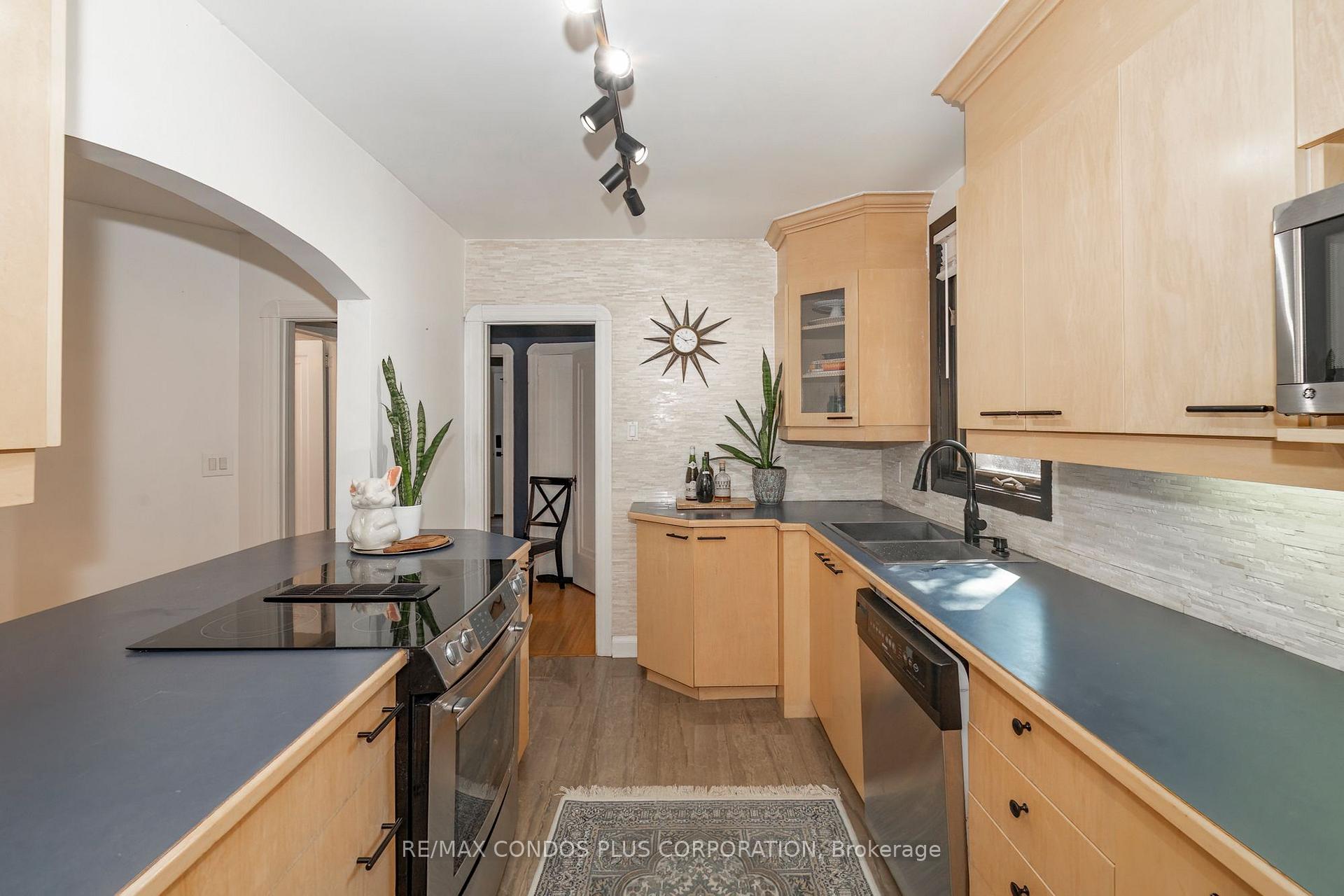 Photo 12 of 11 Elton Crescent, Etobicoke, Long Branch — HOMEH