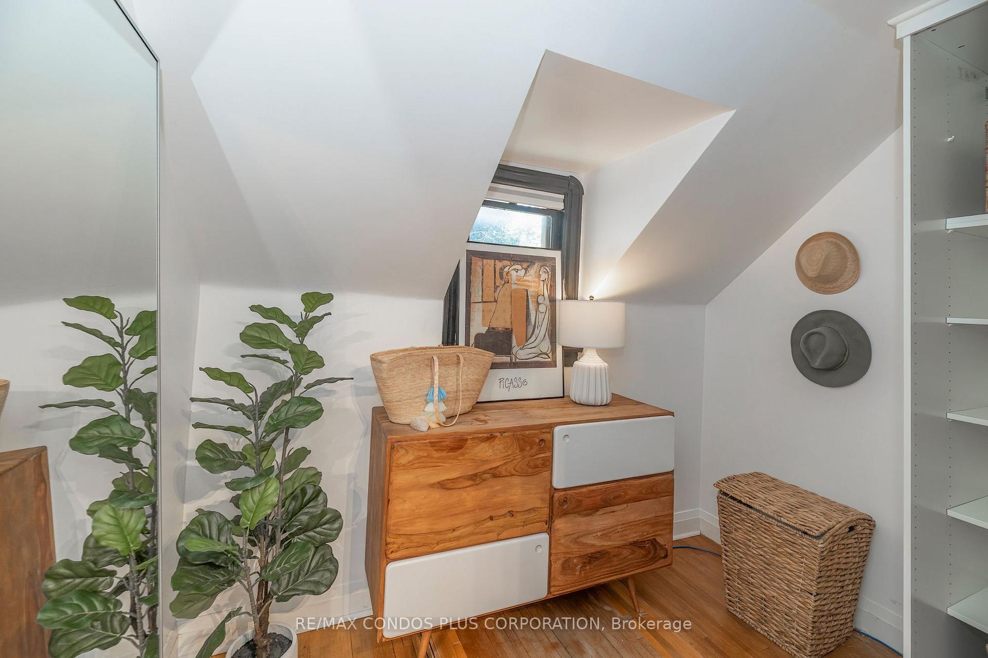 Photo 19 of 11 Elton Crescent, Etobicoke, Long Branch — HOMEH