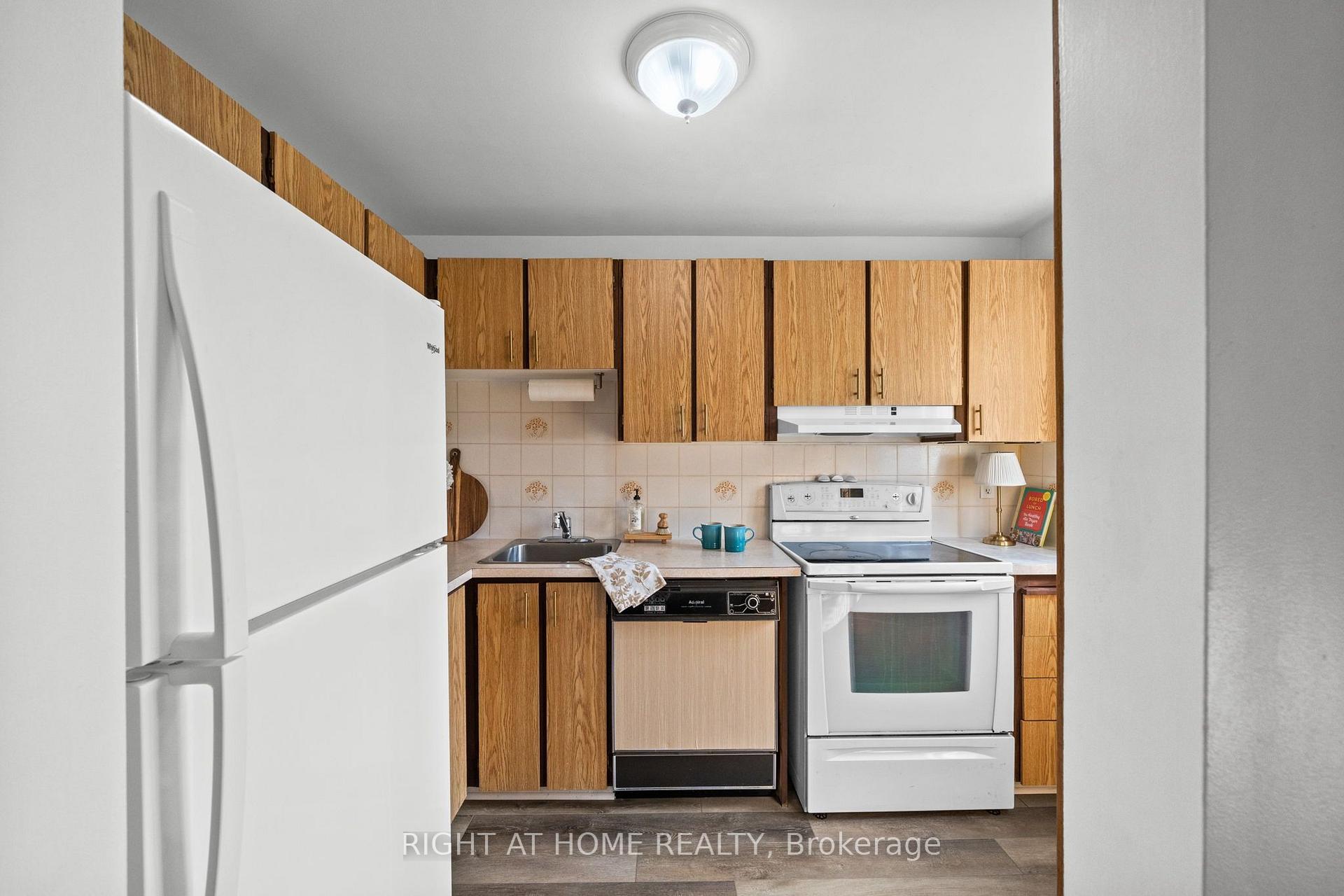 Photo 3 of 158F Valley Stream Drive, Ottawa, Leslie Park — HOMEH
