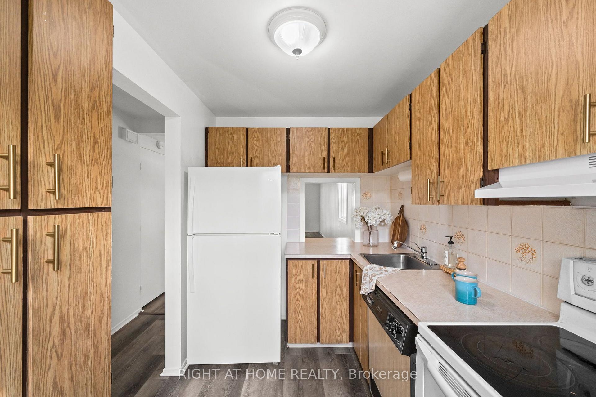 Photo 4 of 158F Valley Stream Drive, Ottawa, Leslie Park — HOMEH