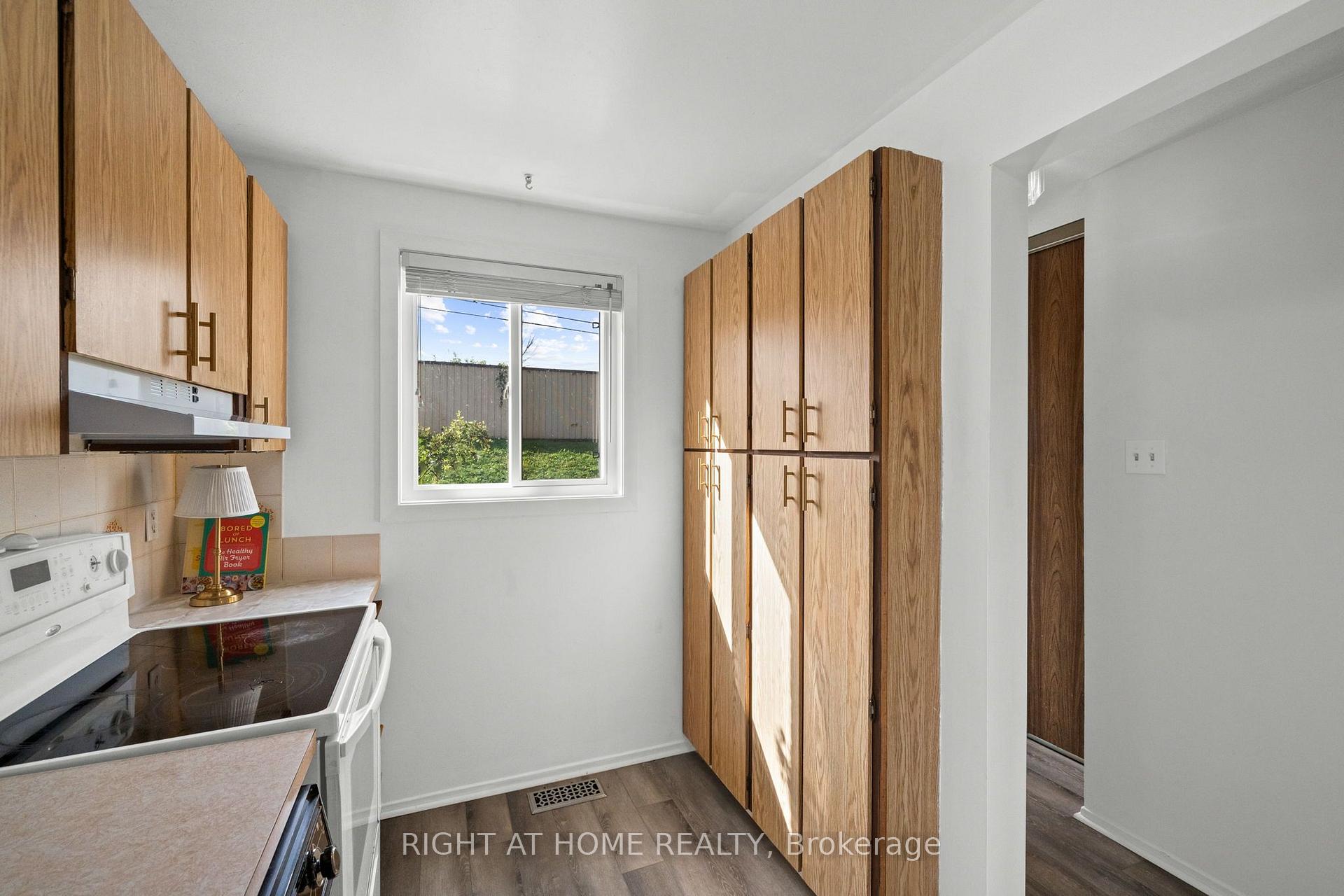 Photo 5 of 158F Valley Stream Drive, Ottawa, Leslie Park — HOMEH
