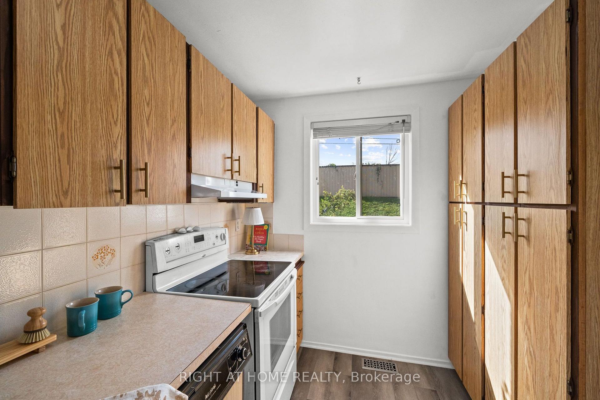 Photo 6 of 158F Valley Stream Drive, Ottawa, Leslie Park — HOMEH