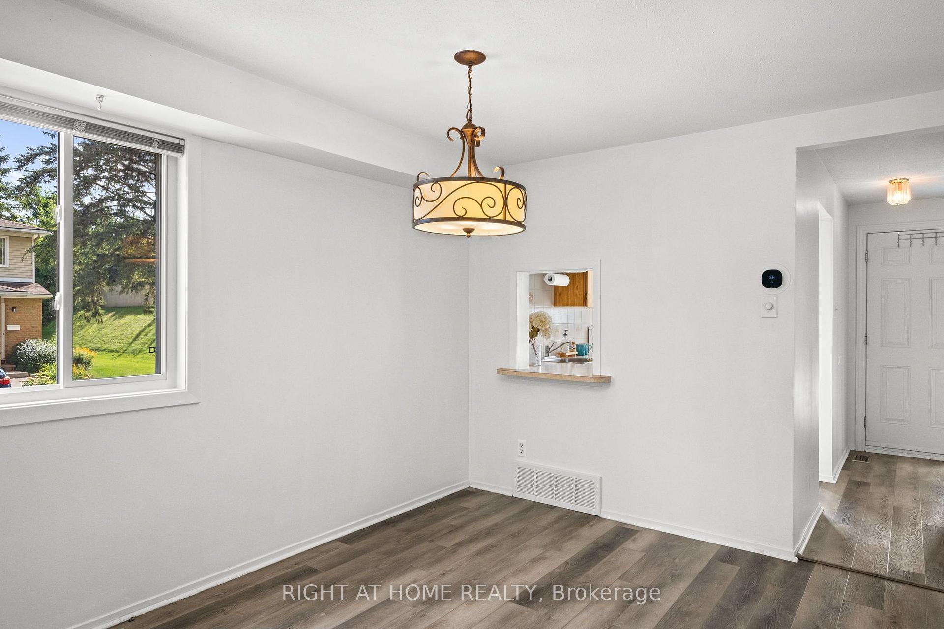 Photo 10 of 158F Valley Stream Drive, Ottawa, Leslie Park — HOMEH