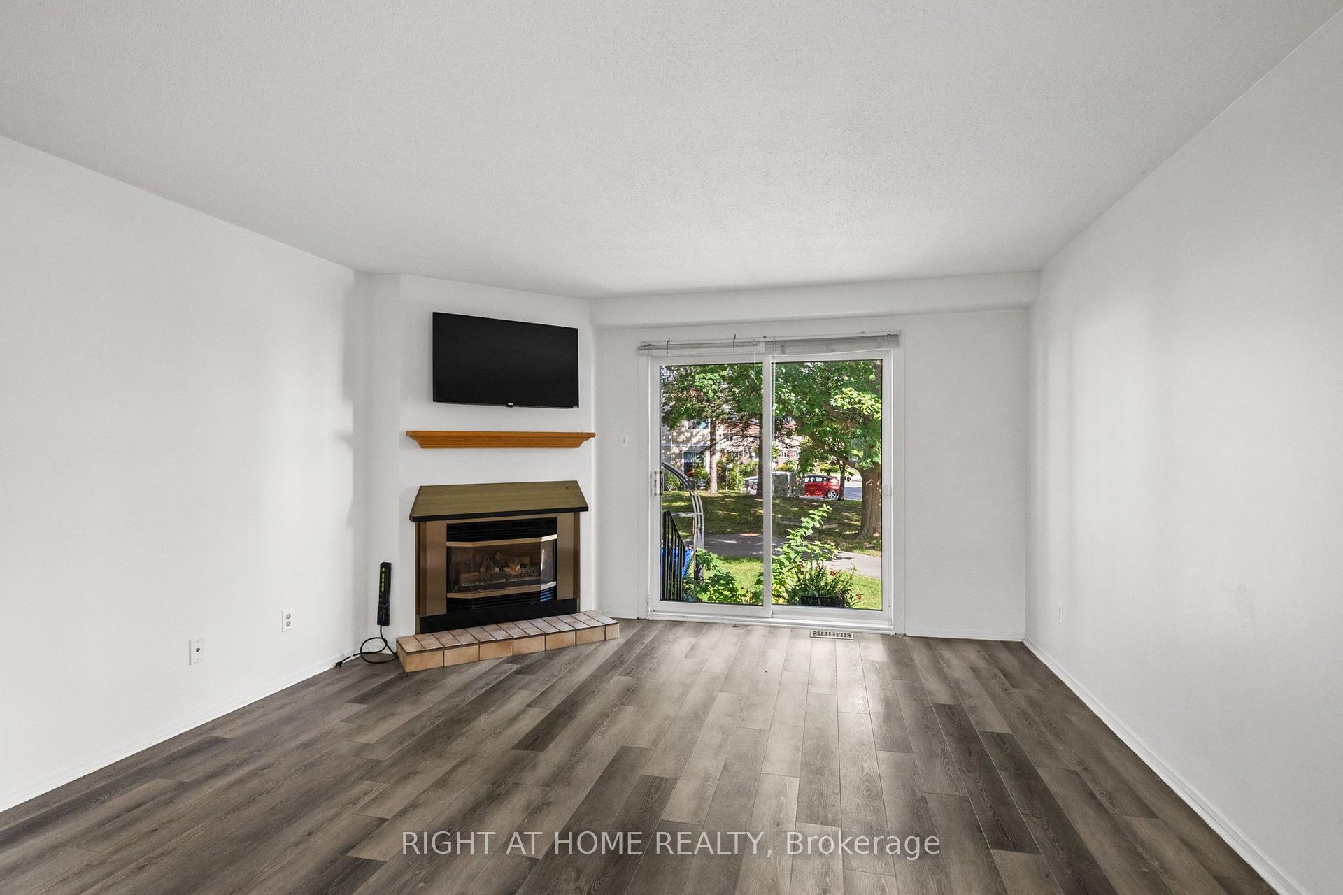 Photo 11 of 158F Valley Stream Drive, Ottawa, Leslie Park — HOMEH