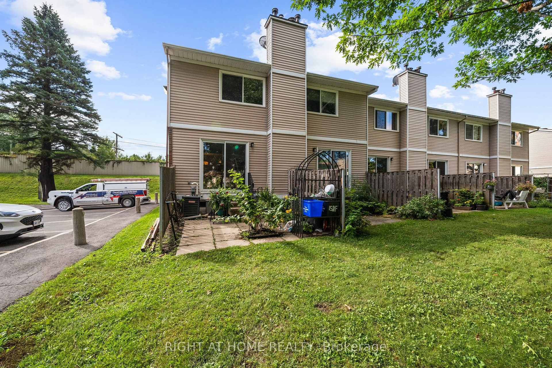 Photo 20 of 158F Valley Stream Drive, Ottawa, Leslie Park — HOMEH