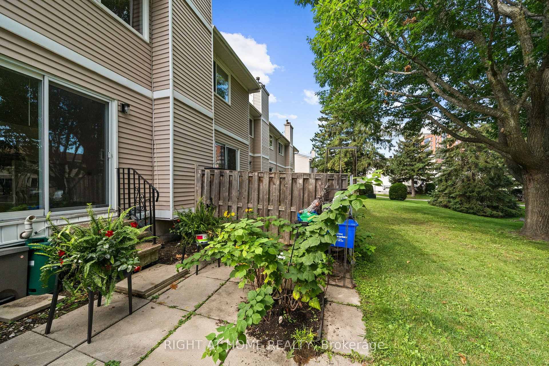 Photo 21 of 158F Valley Stream Drive, Ottawa, Leslie Park — HOMEH