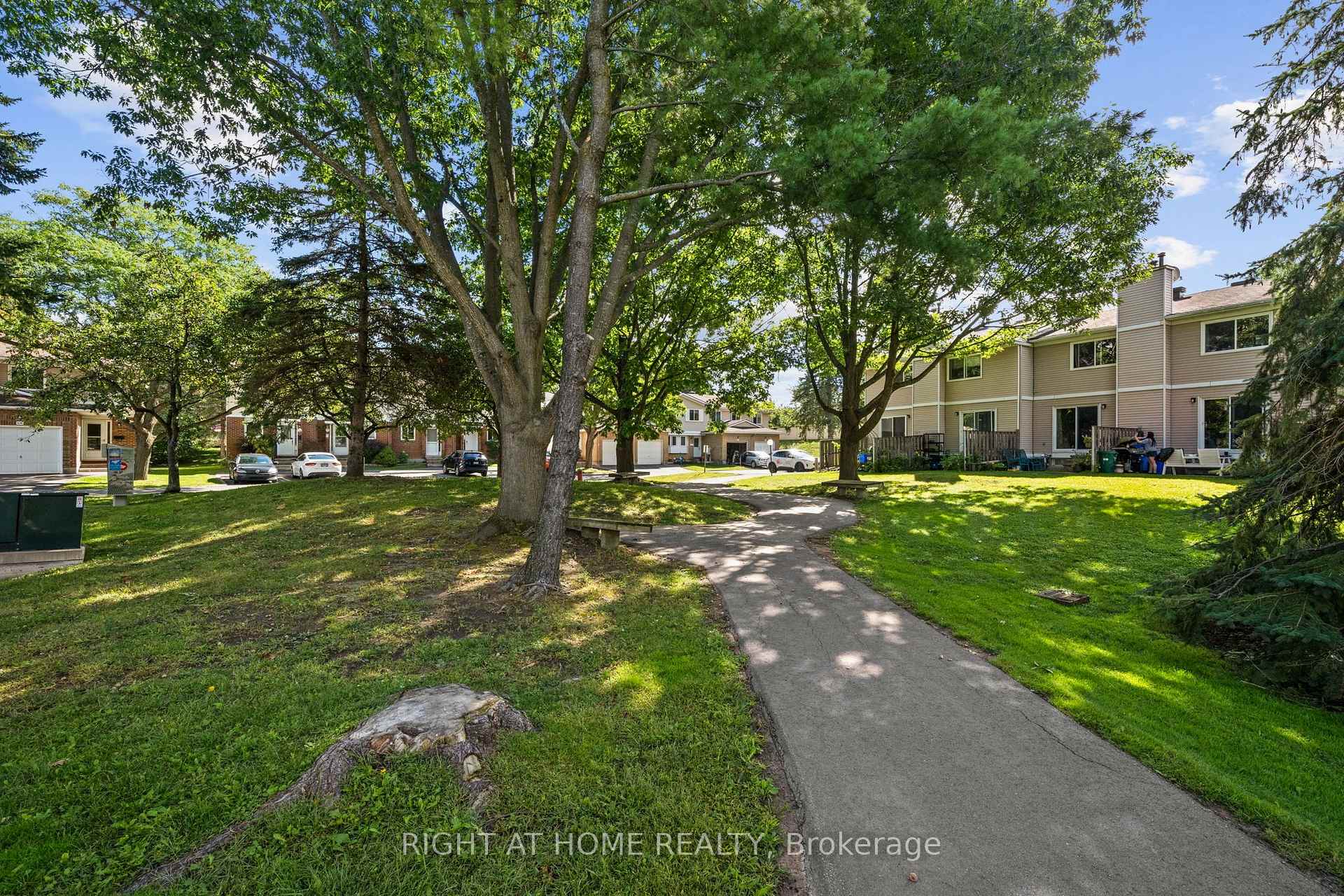 Photo 23 of 158F Valley Stream Drive, Ottawa, Leslie Park — HOMEH