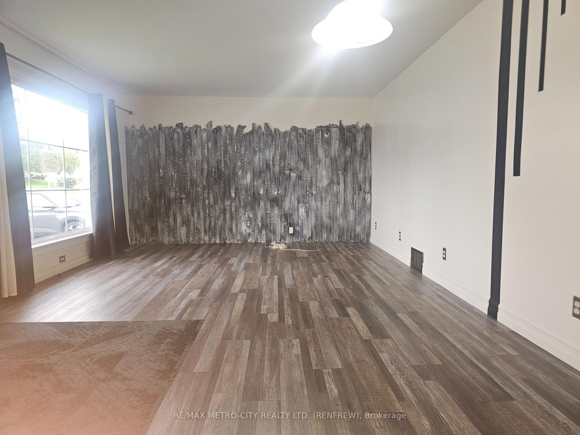 Photo 12 of 478 New Street, Renfrew, Renfrew — HOMEH