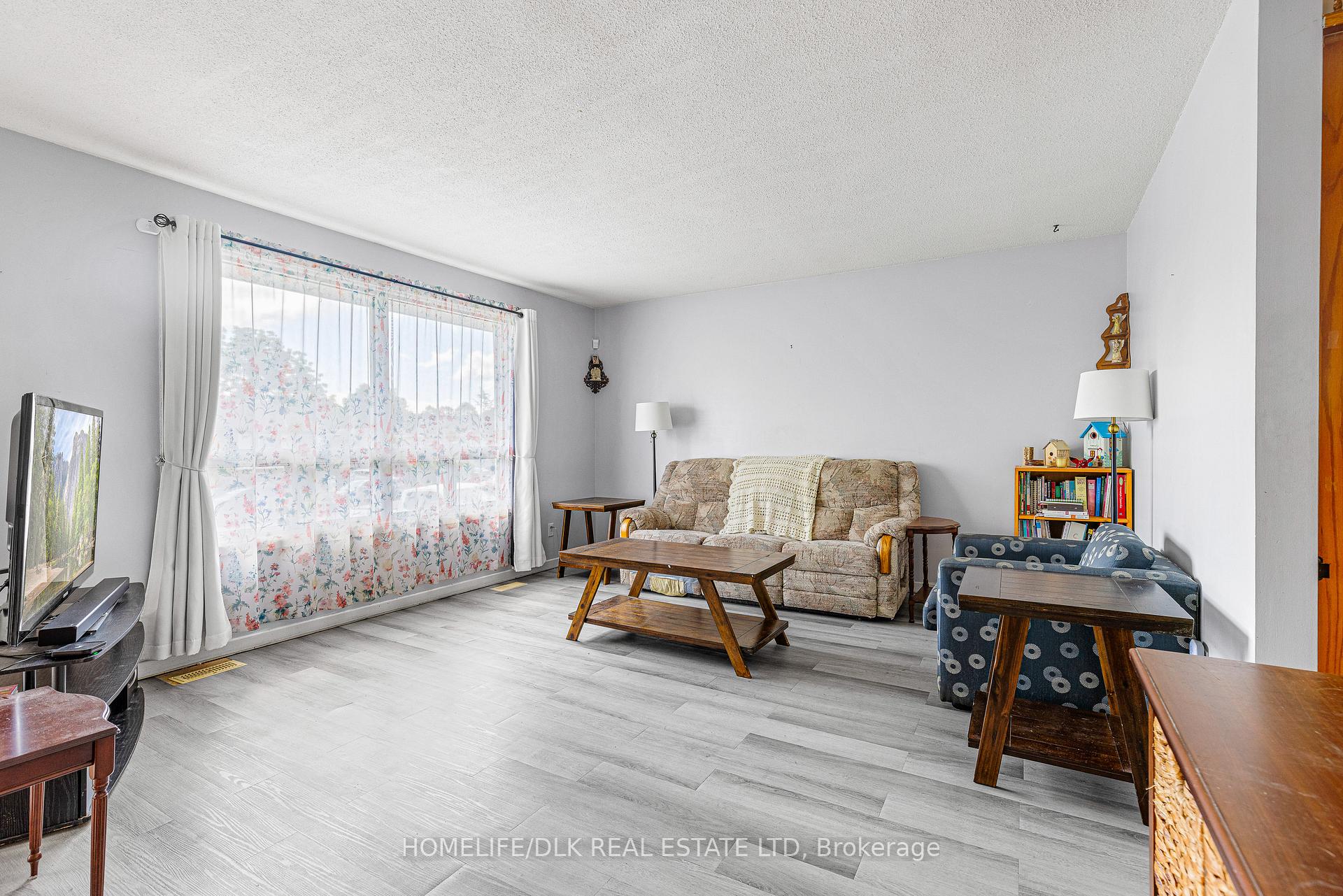 Photo 8 of 794 Comstock Crescent, Brockville, Brockville — HOMEH