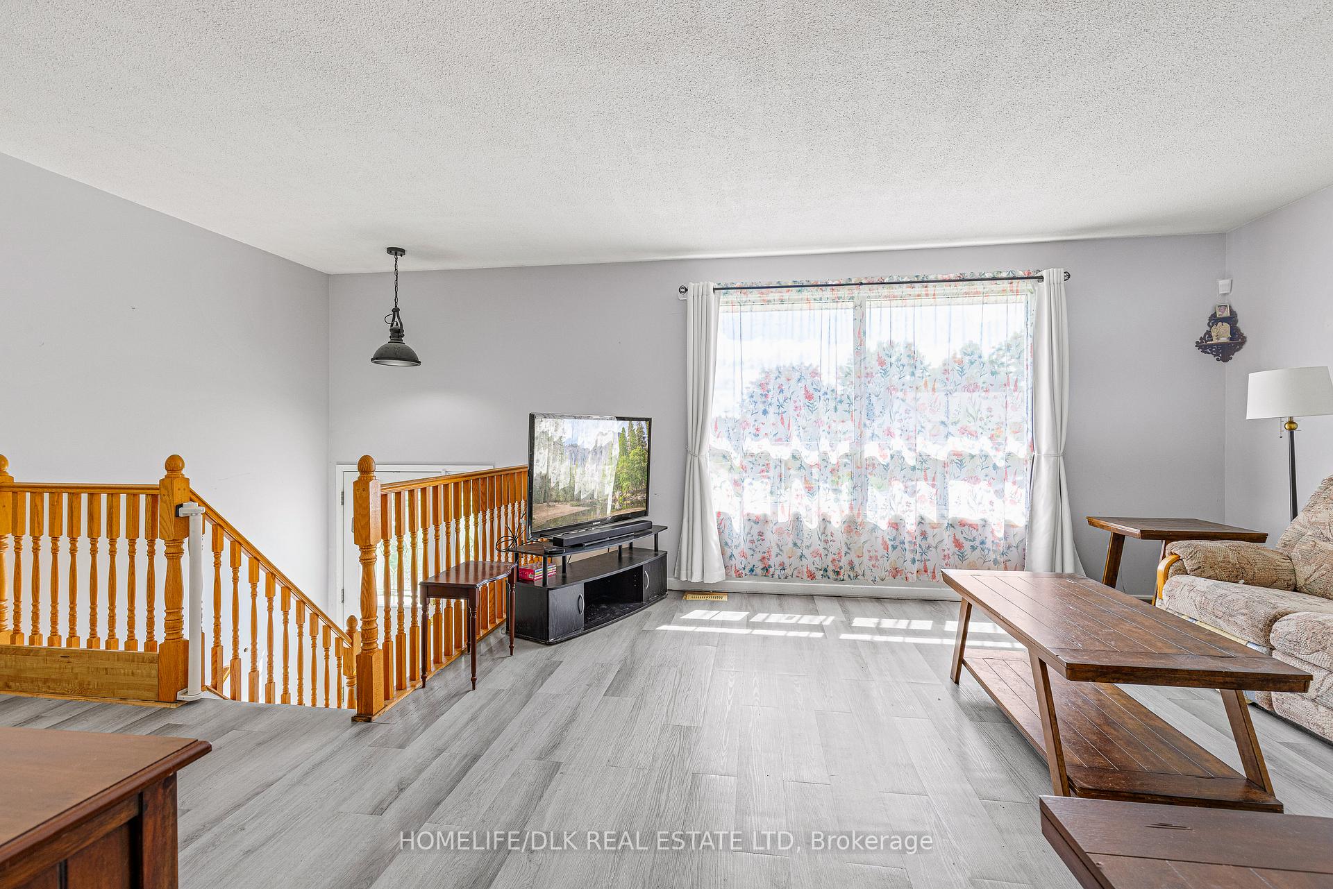 Photo 9 of 794 Comstock Crescent, Brockville, Brockville — HOMEH