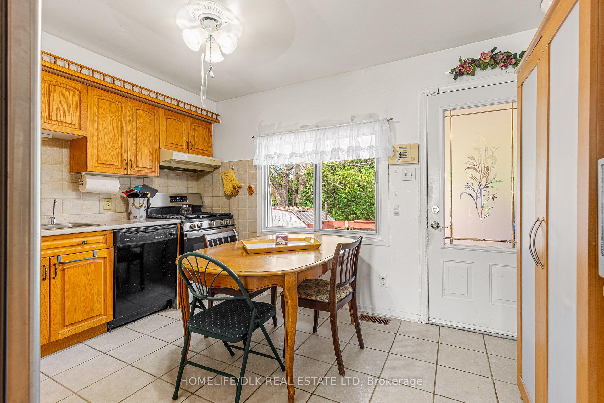 Photo 11 of 794 Comstock Crescent, Brockville, Brockville — HOMEH