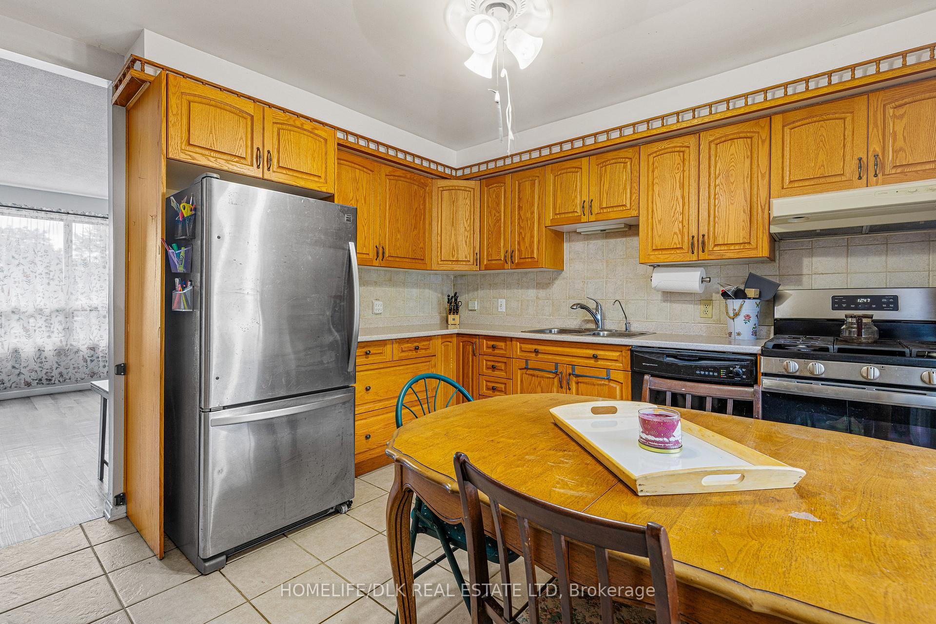 Photo 12 of 794 Comstock Crescent, Brockville, Brockville — HOMEH