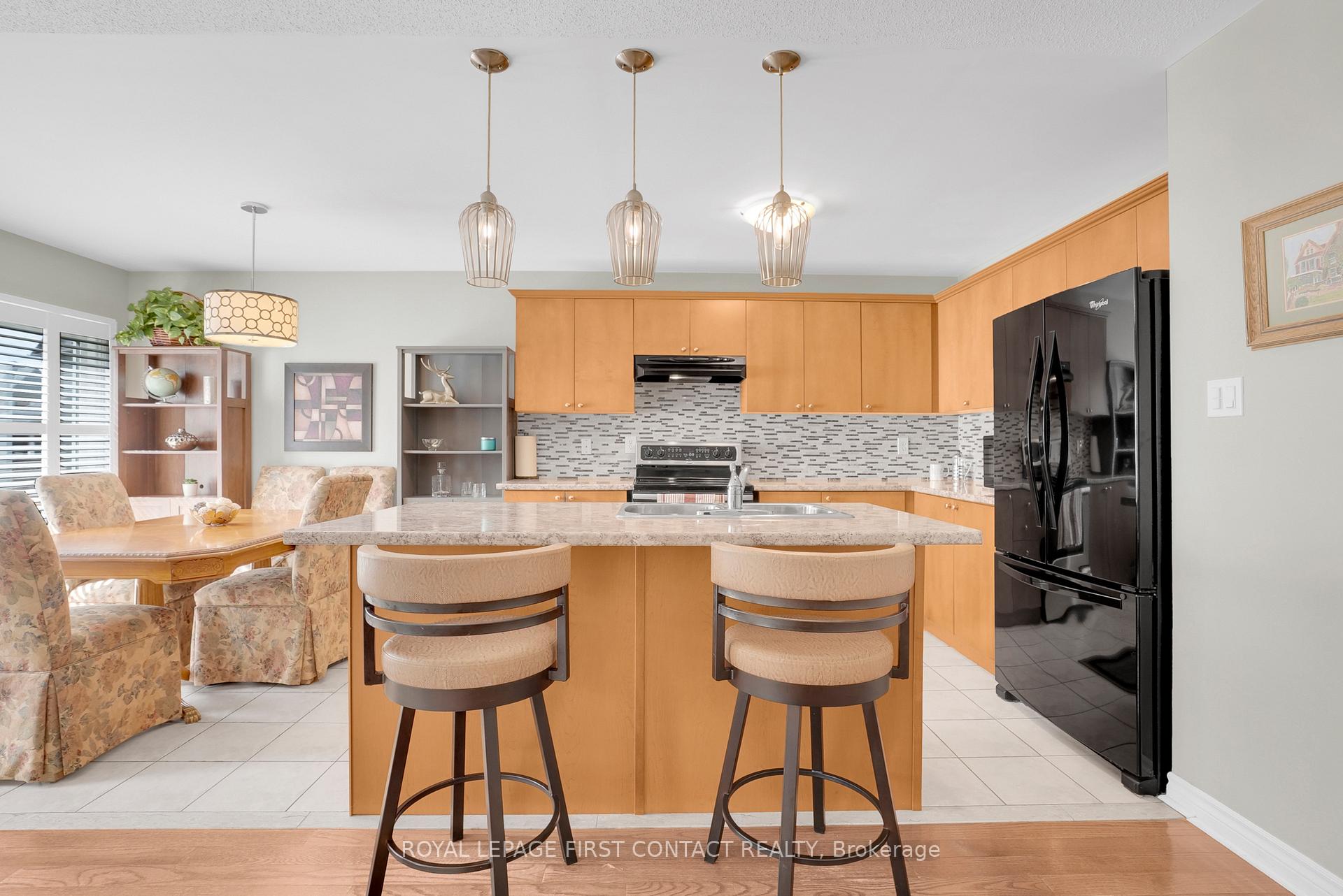 Photo 4 of 3 Maple Crown Terrace, Barrie, Innis-Shore — HOMEH