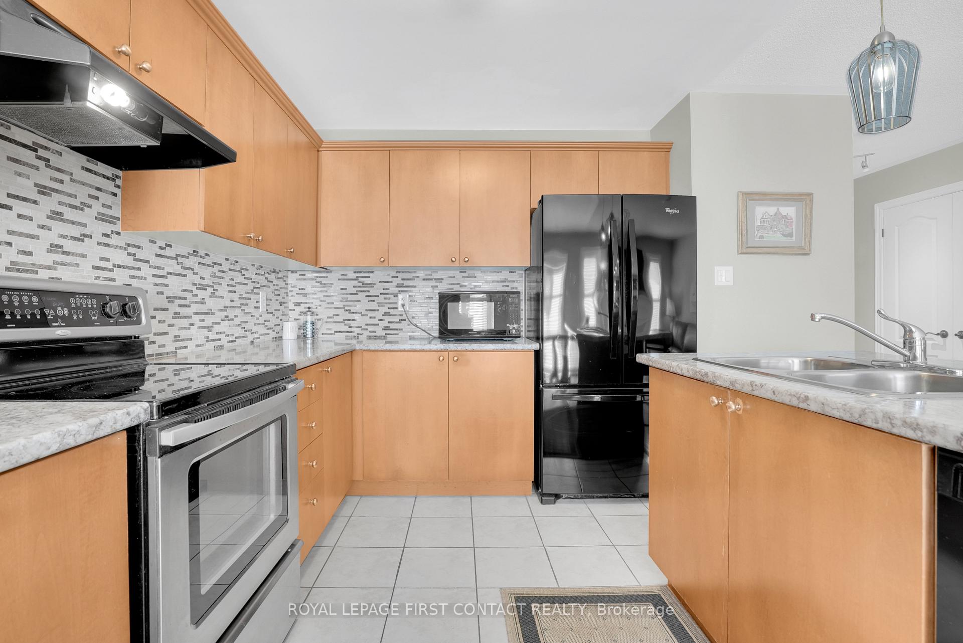 Photo 7 of 3 Maple Crown Terrace, Barrie, Innis-Shore — HOMEH