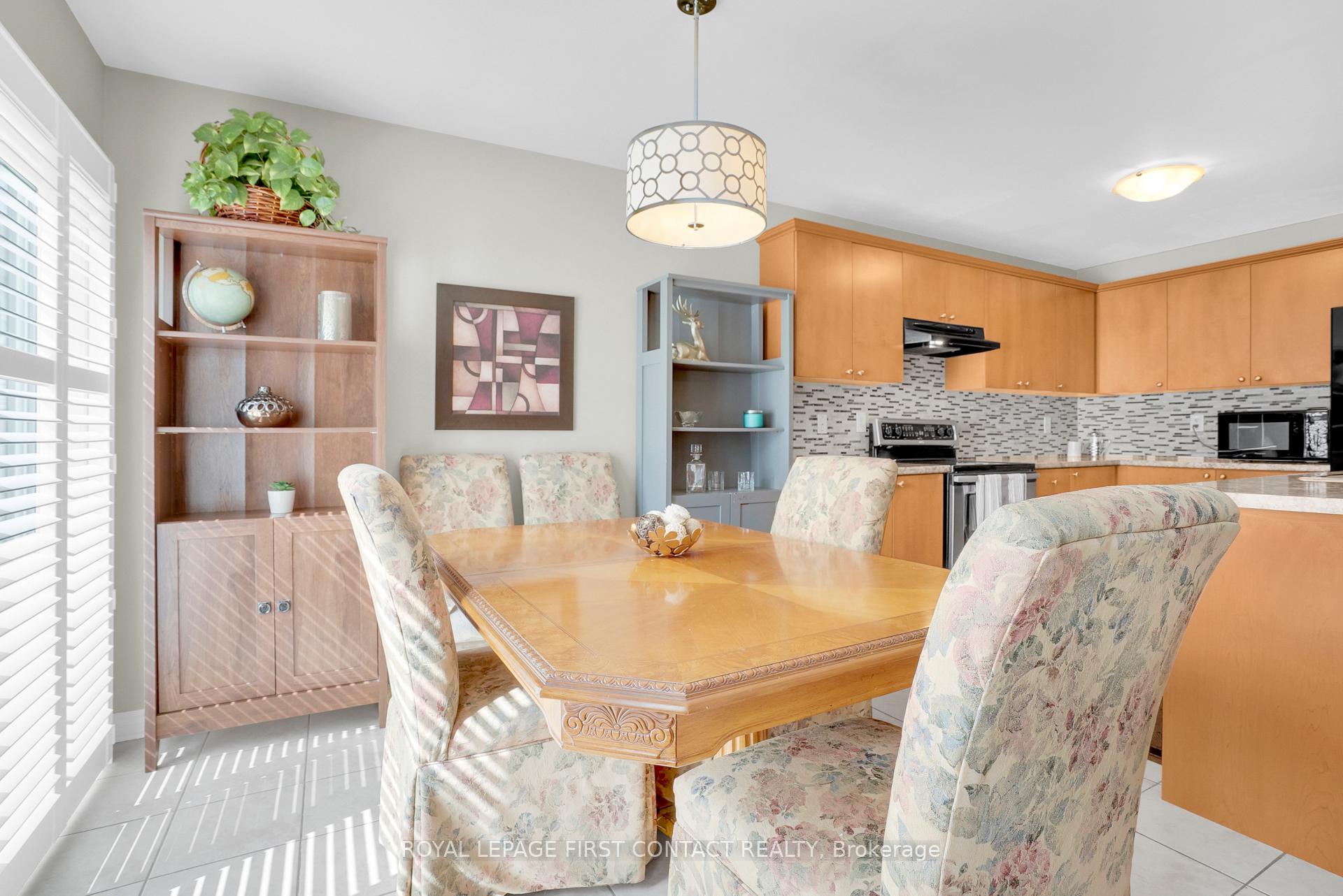 Photo 8 of 3 Maple Crown Terrace, Barrie, Innis-Shore — HOMEH