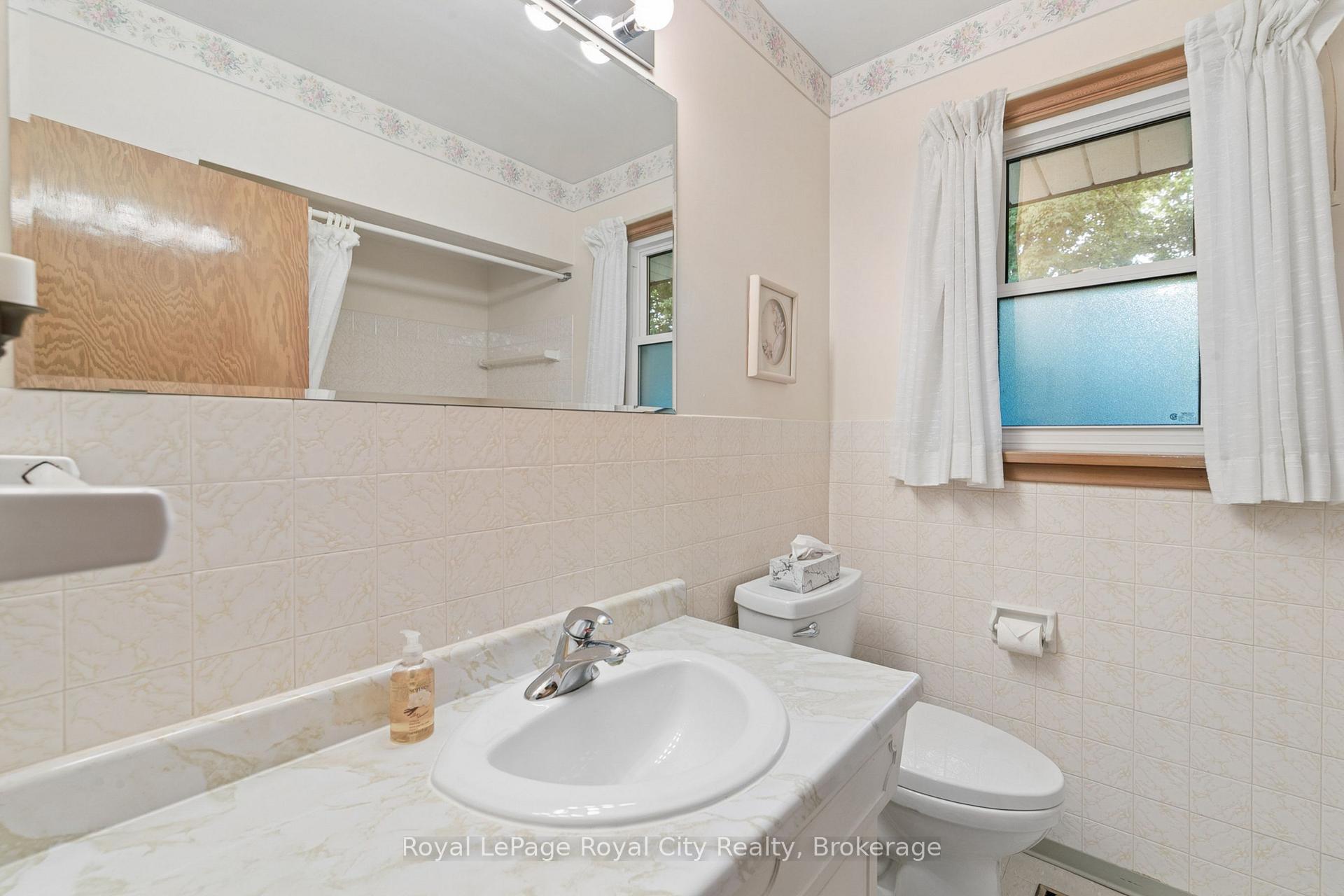 Photo 19 of 62 Rodney Boulevard, Guelph, Dovercliffe Park/Old University — HOMEH