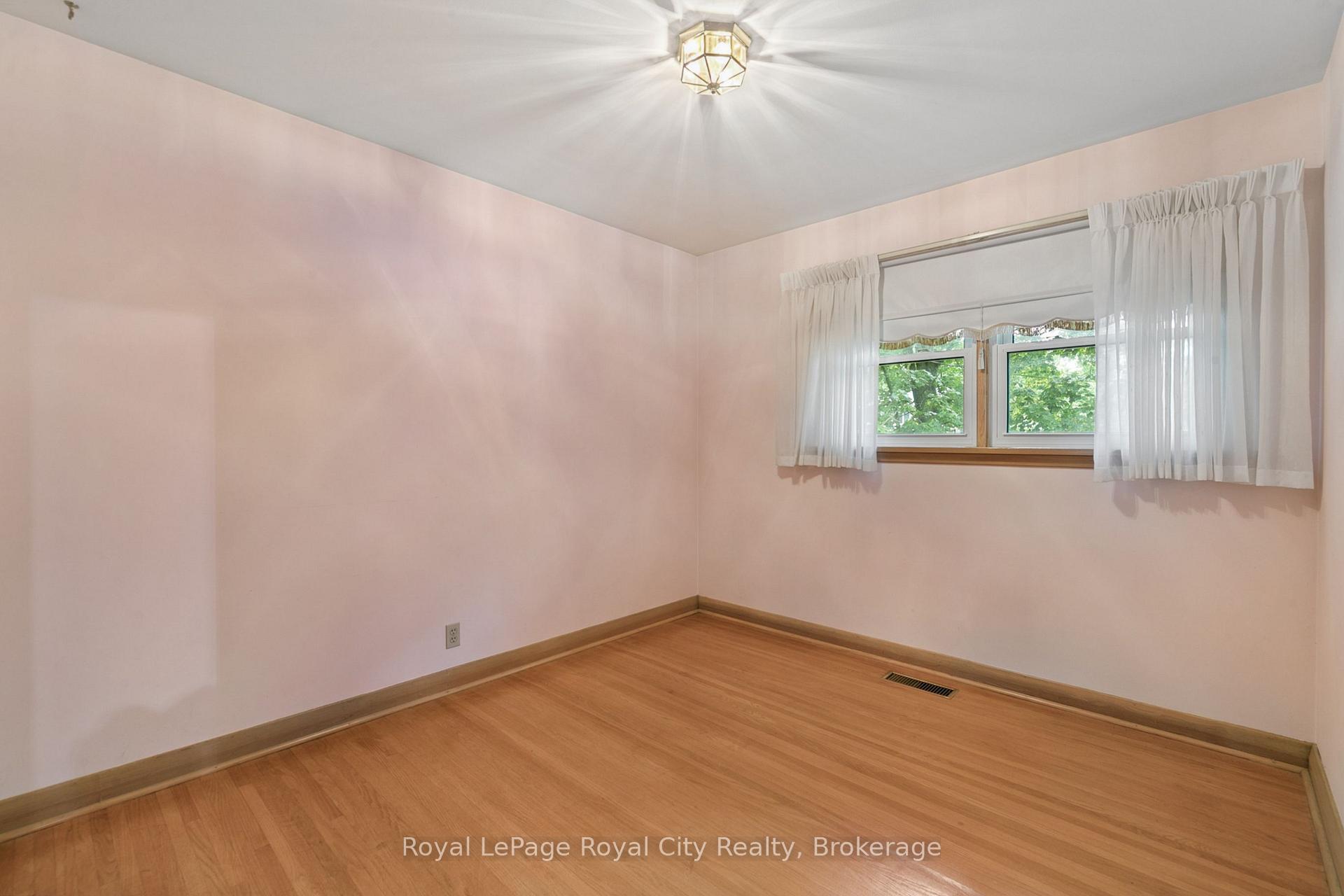 Photo 22 of 62 Rodney Boulevard, Guelph, Dovercliffe Park/Old University — HOMEH
