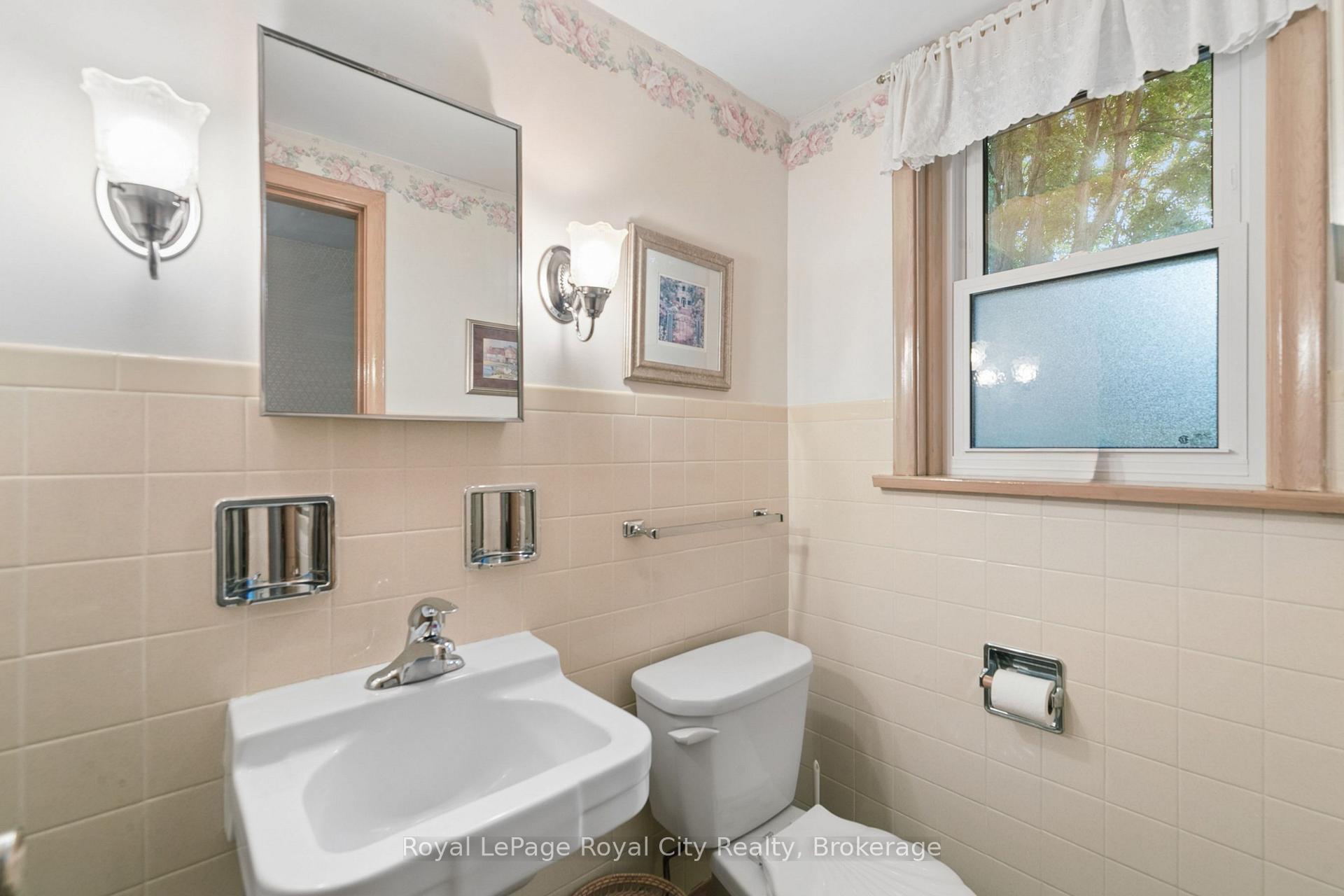 Photo 25 of 62 Rodney Boulevard, Guelph, Dovercliffe Park/Old University — HOMEH