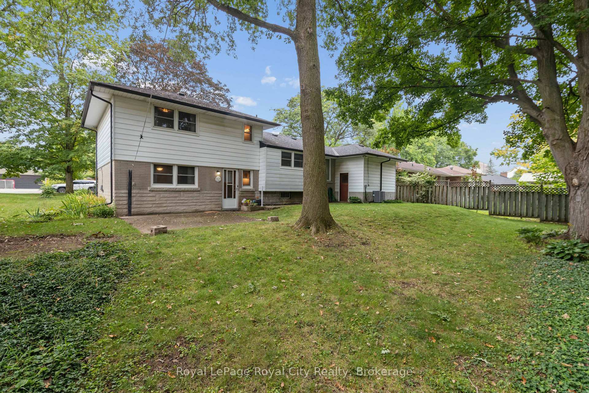 Photo 33 of 62 Rodney Boulevard, Guelph, Dovercliffe Park/Old University — HOMEH