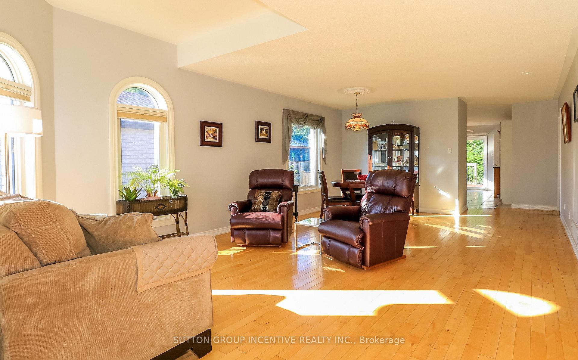 Photo 13 of 28 Brookfield Crescent, Barrie, Bayshore — HOMEH