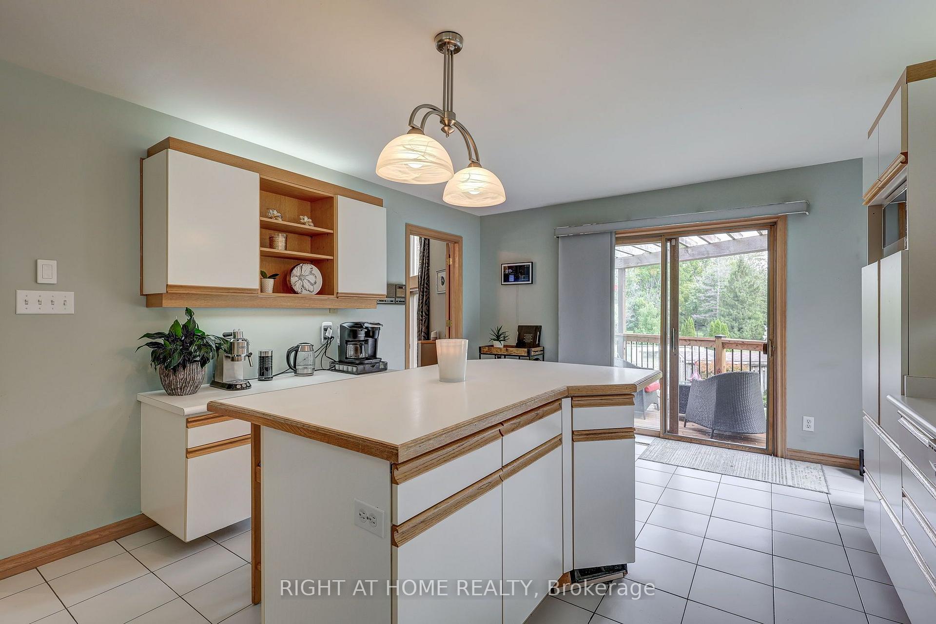 Photo 33 of 41 Goshen Street S, Bluewater, Zurich — HOMEH
